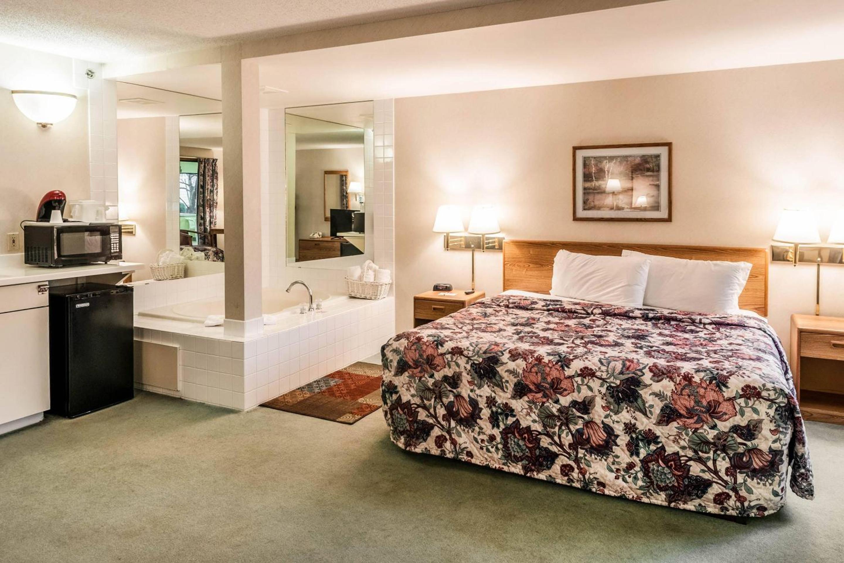 King Suite - Accessible/Non-Smoking