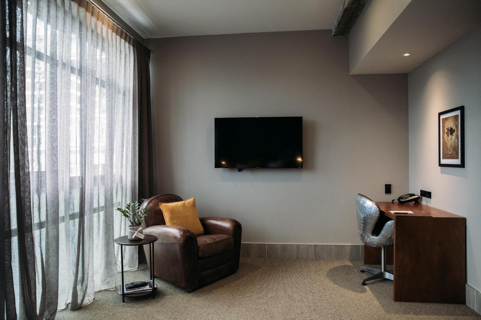 Left Wing Spa Suite thumbnail 5