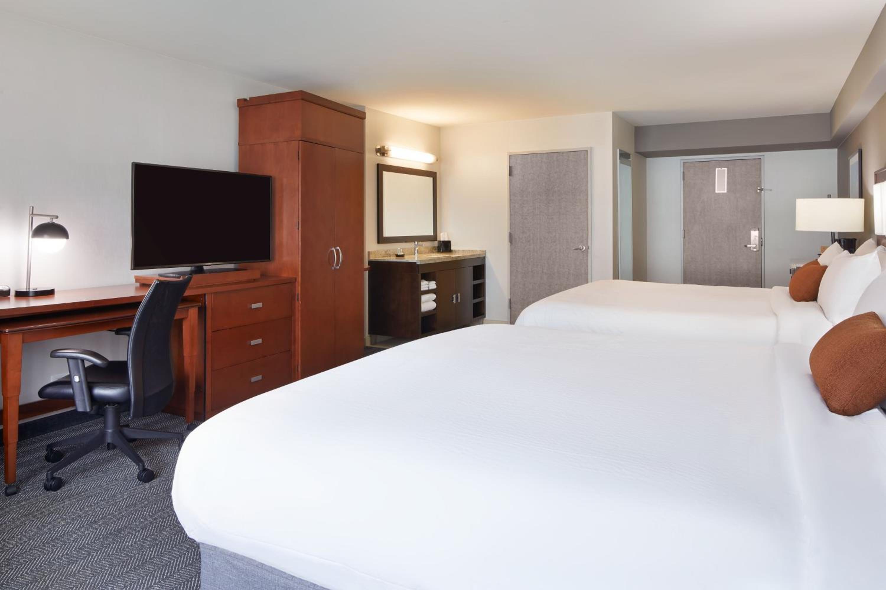 Room with Two King Beds and Bathtub - Mobility Access photo 3
