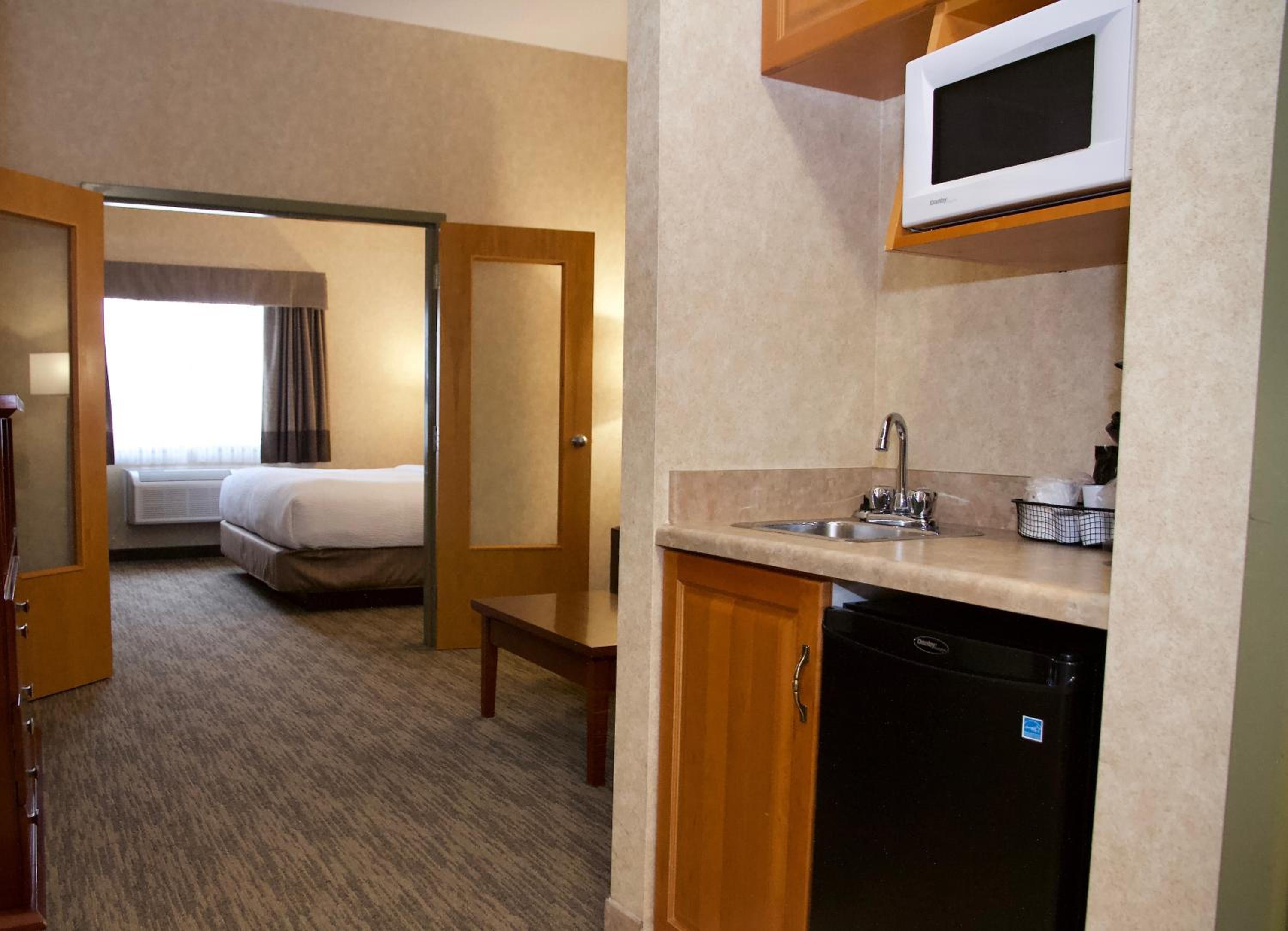 Deluxe King Suite - Non-Smoking