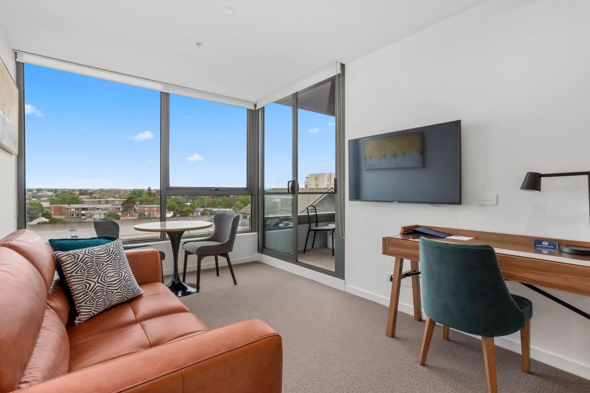 Premium One-Bedroom Apartment with King Bed and Balcony - Photo 4