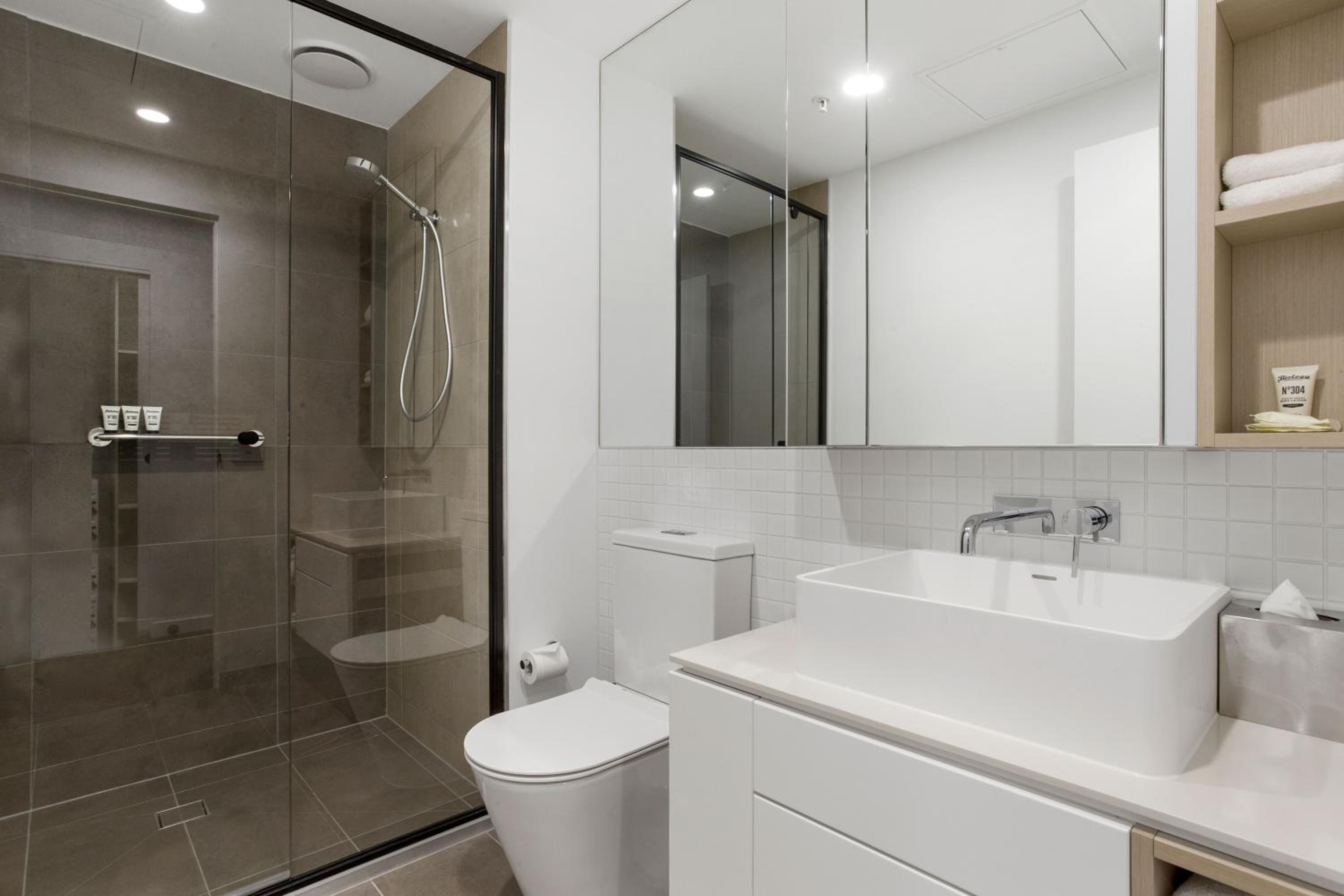 One-Bedroom King Apartment with Balcony - Photo 2
