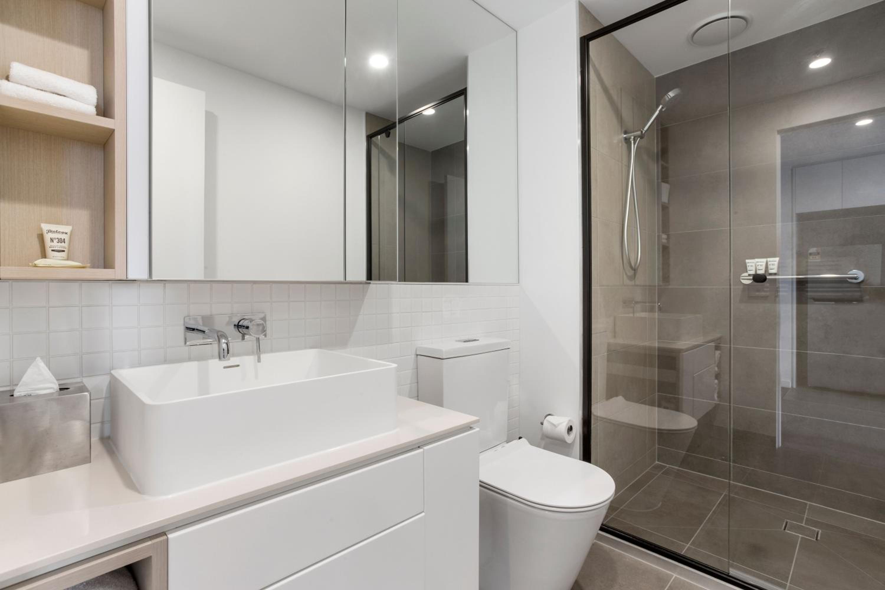 One-Bedroom Apartment with  Queen Bed and Balcony - Photo 4
