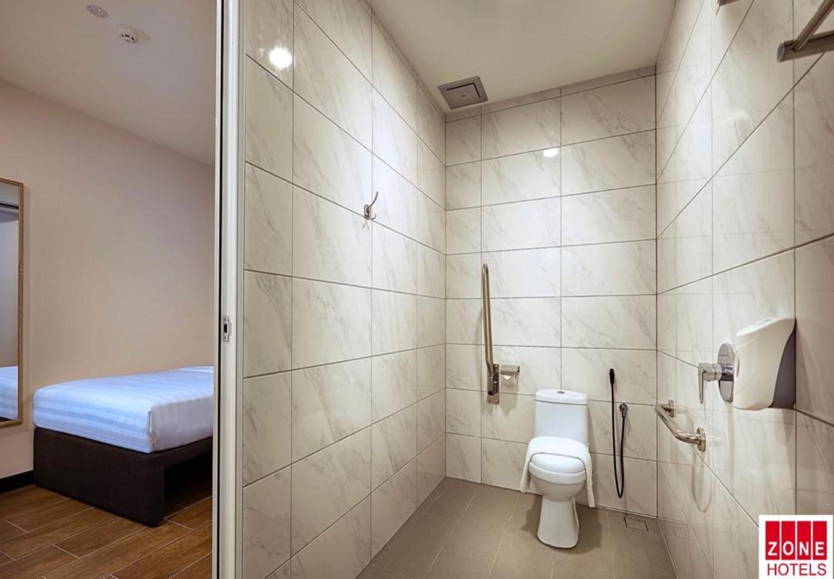 Standard Queen Room (No Window) - Disability Access - Photo 10