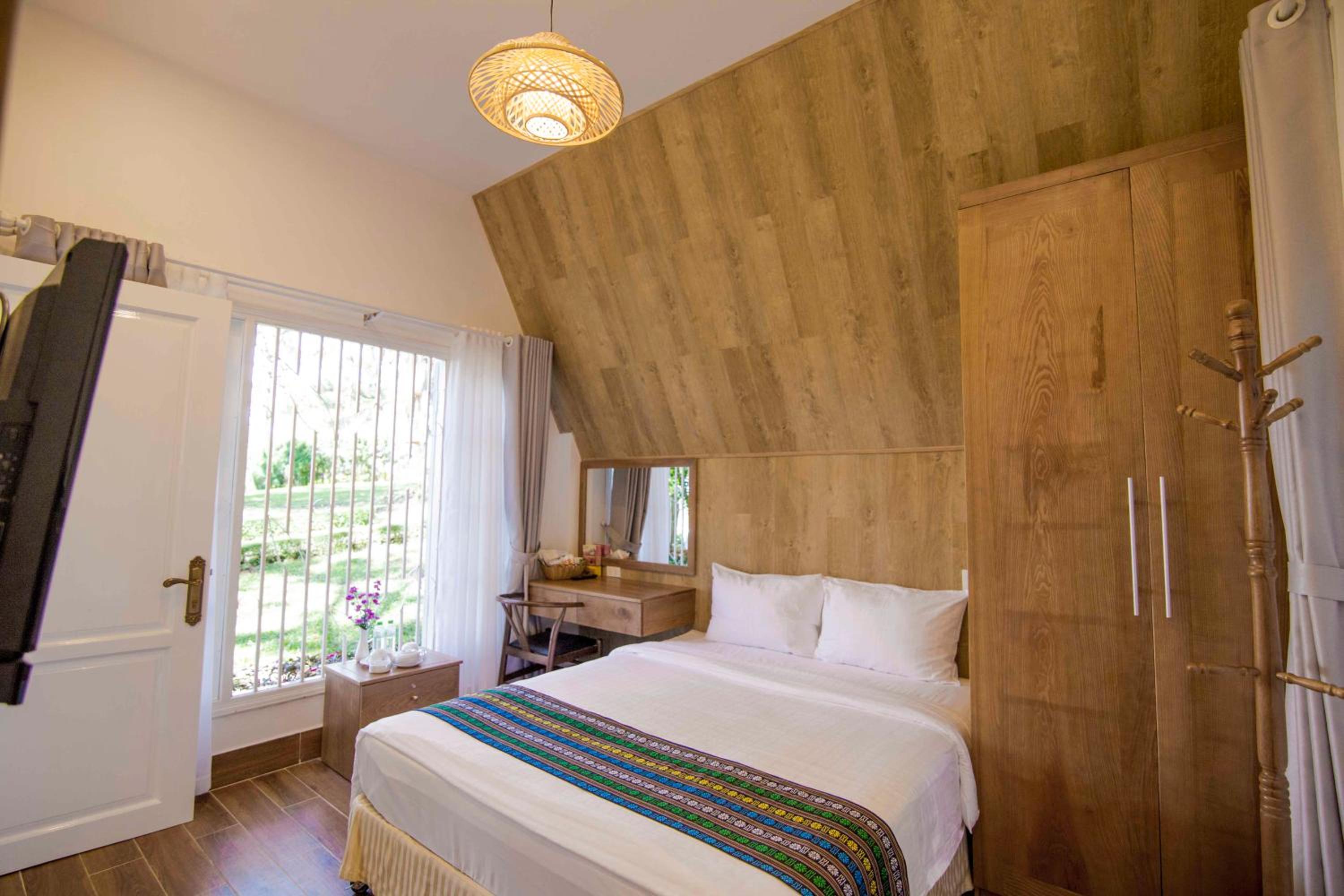 Bungalow Valley View Queen Bed