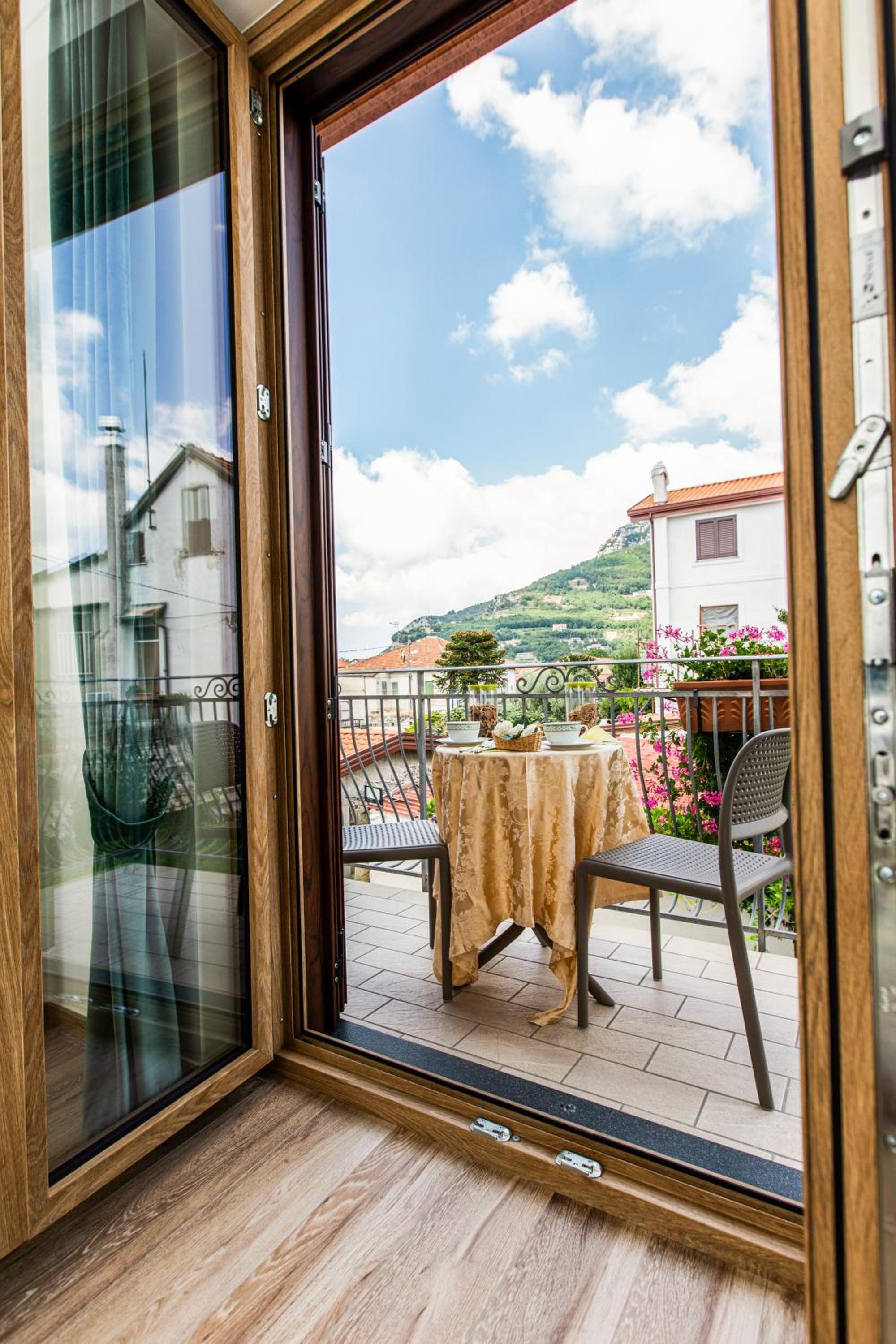 Double Room with Balcony - Photo 9