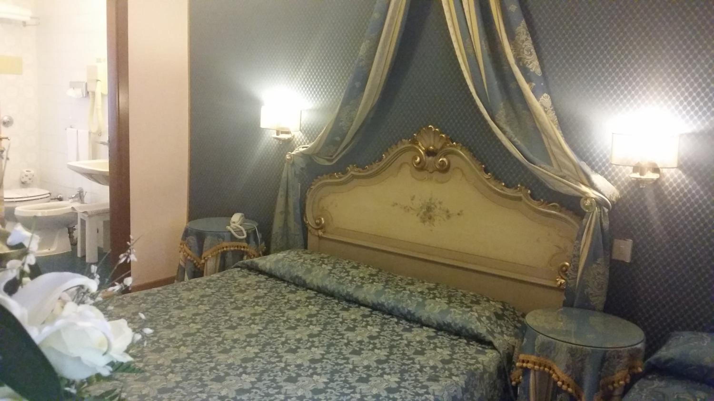 Double or Twin Room with Canal View photo 3