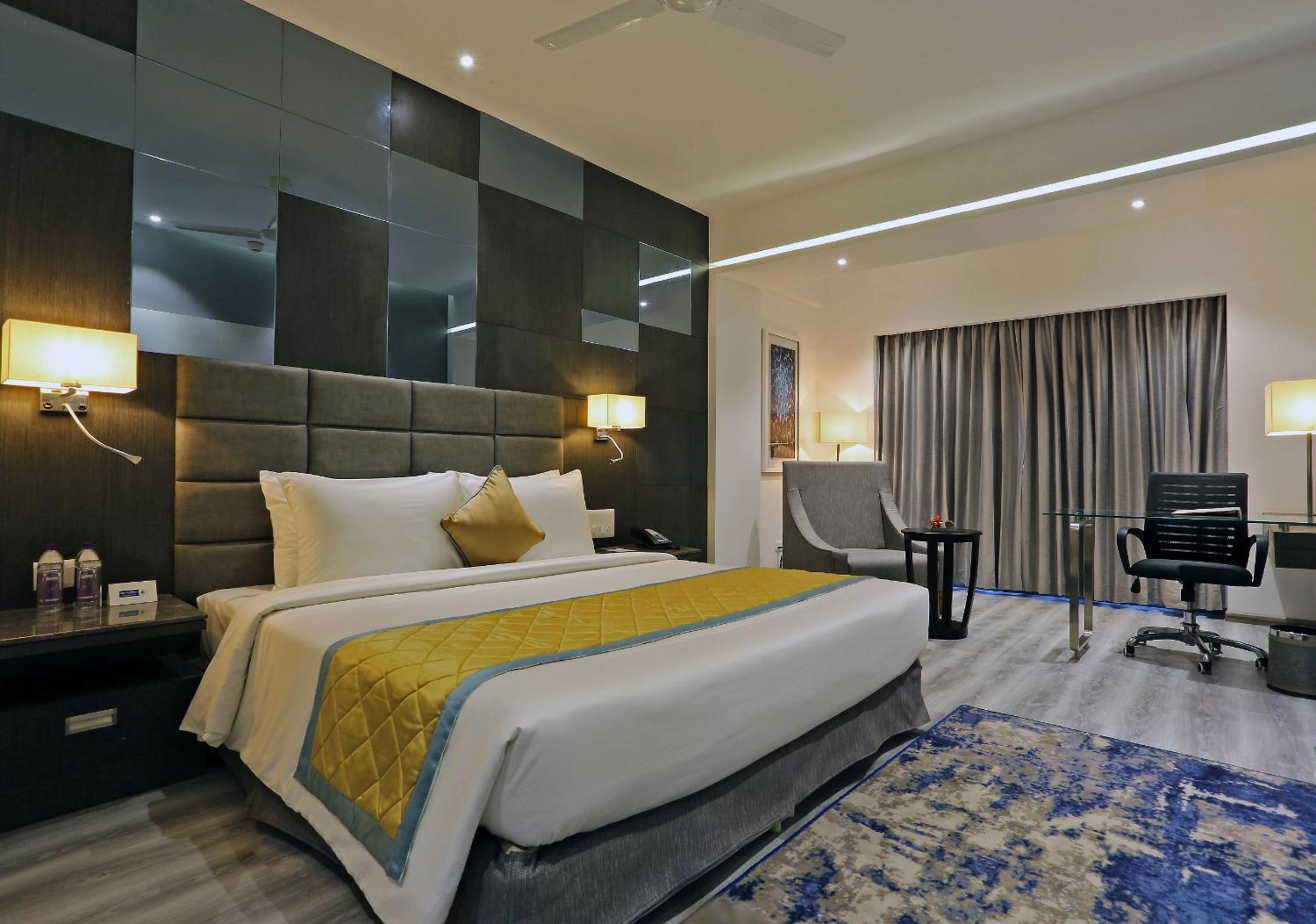 Deluxe King Room - Non-Smoking - Photo 2