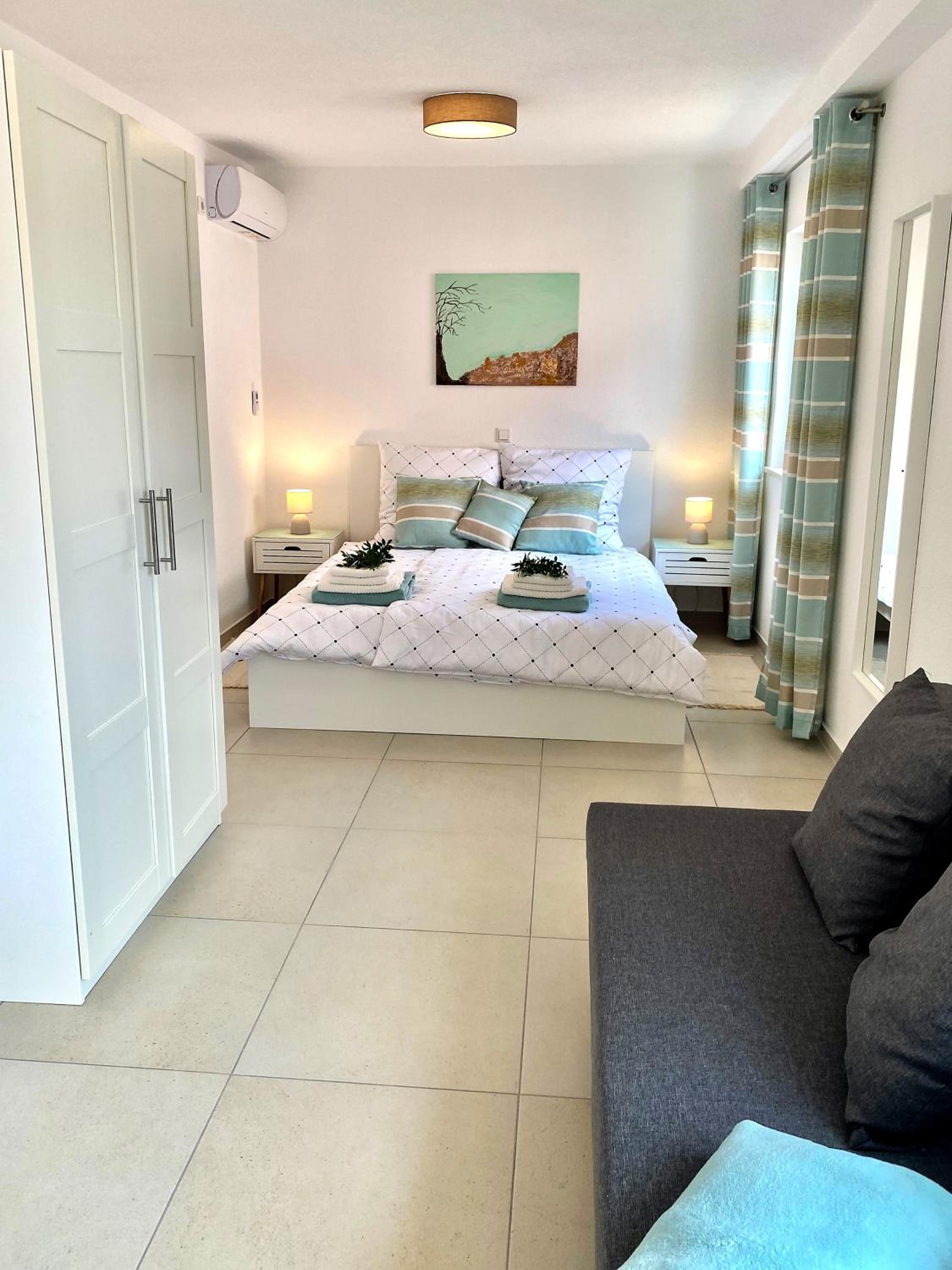 One-Bedroom Apartment - Photo 3