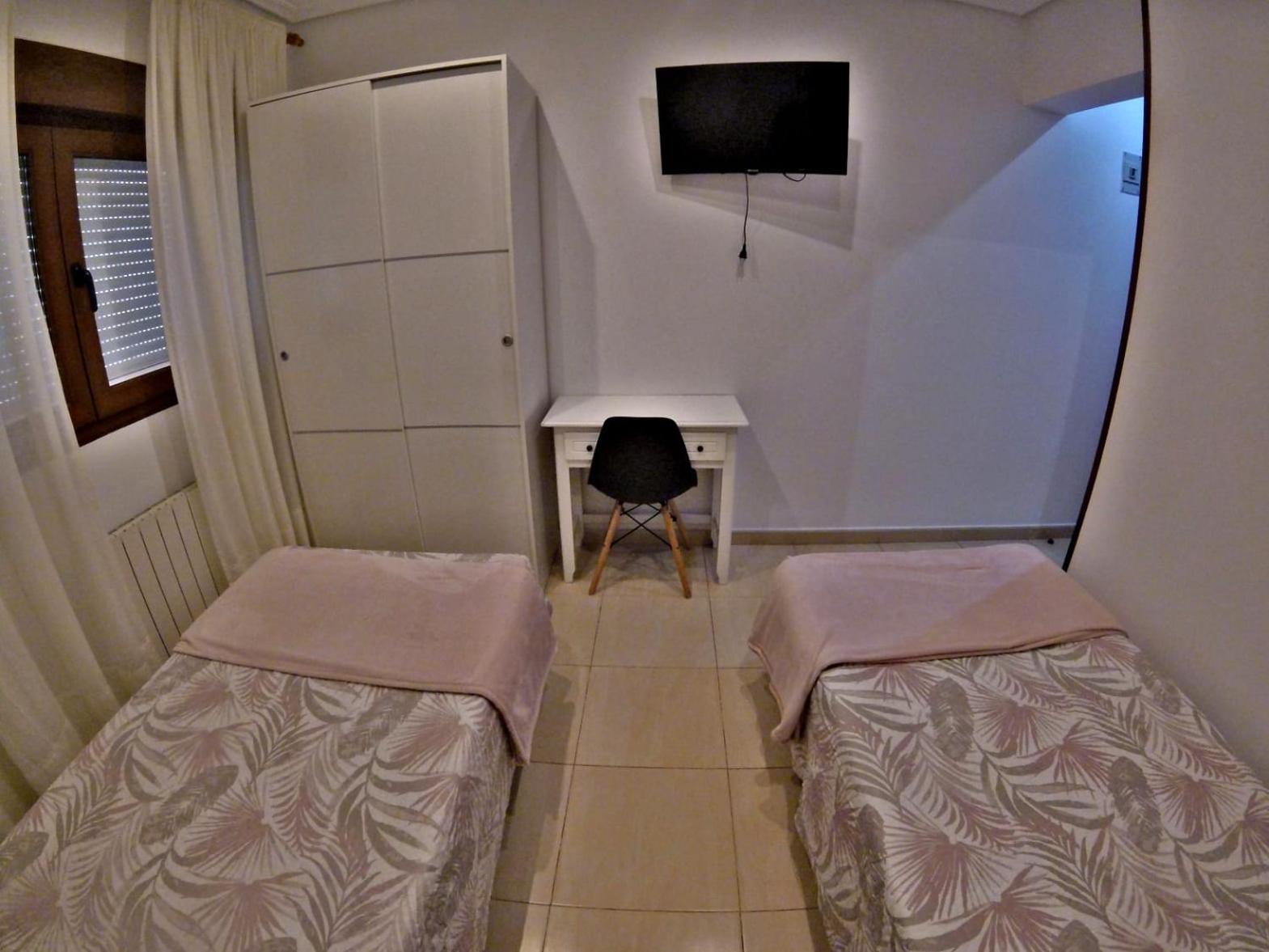 Twin Room - Photo 3