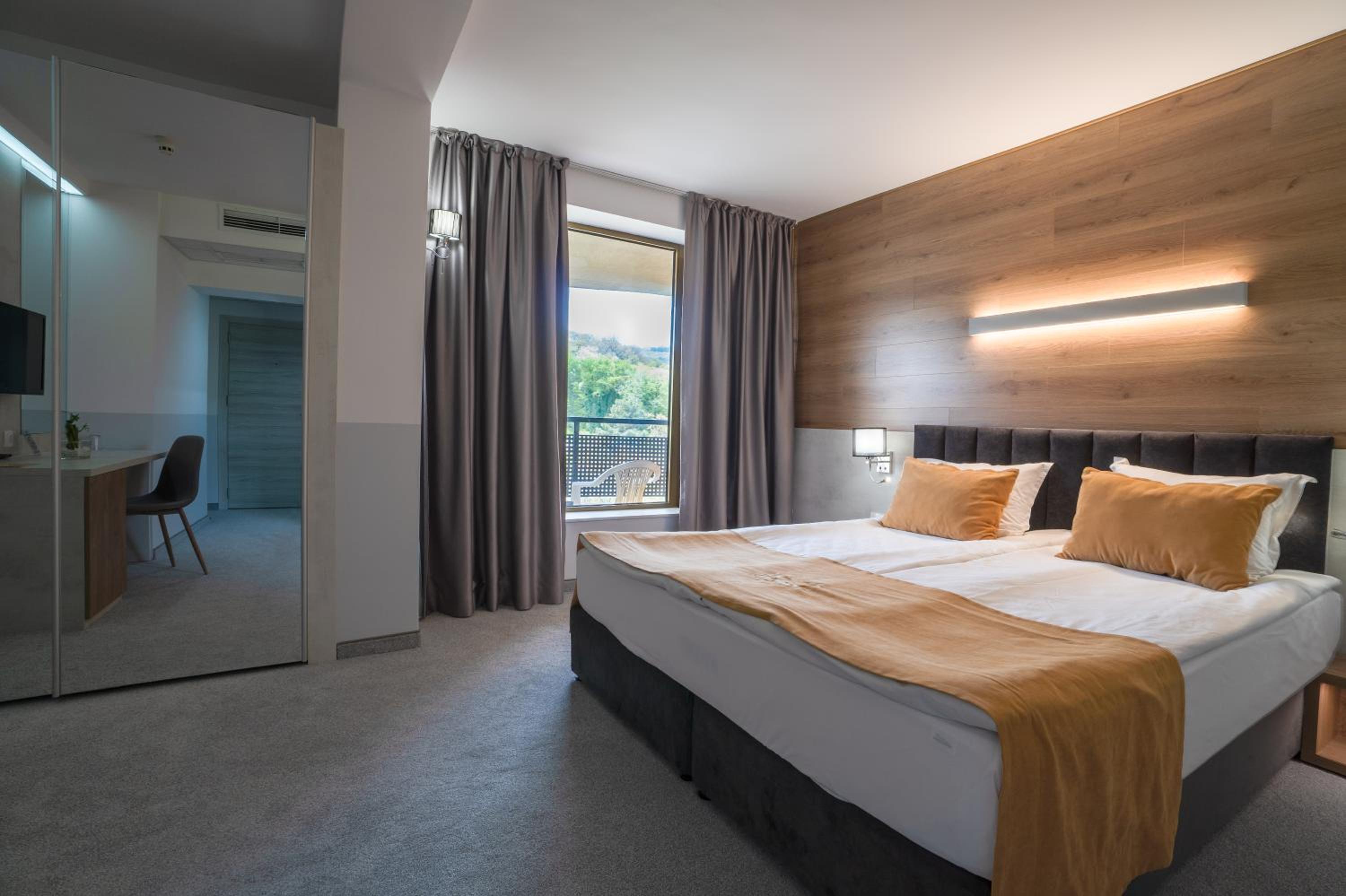 Double or Twin Room with Balcony and Park View (2 Adults + 2 Children) photo 2