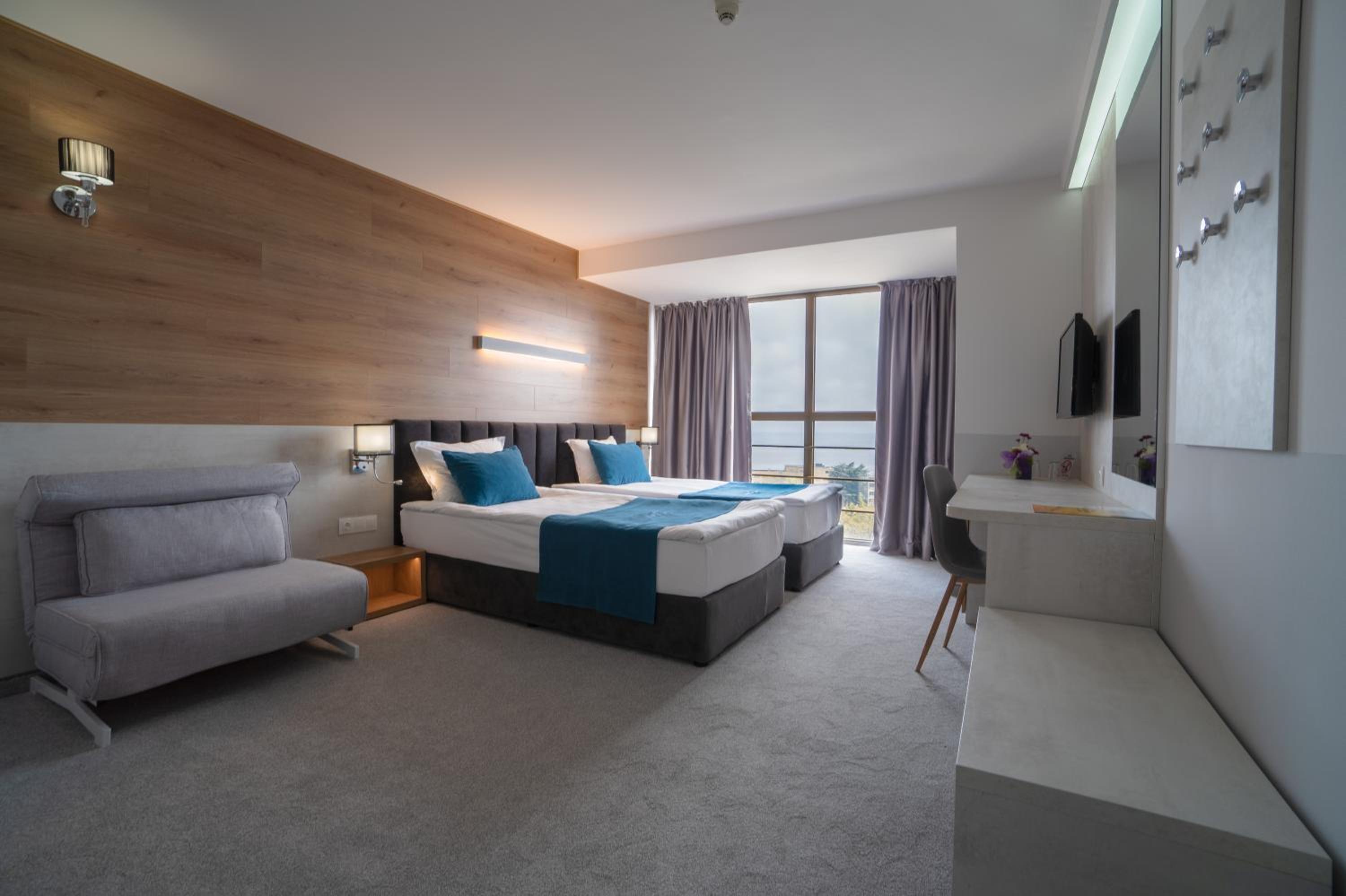 Double or Twin Room with Balcony and Park View photo 2