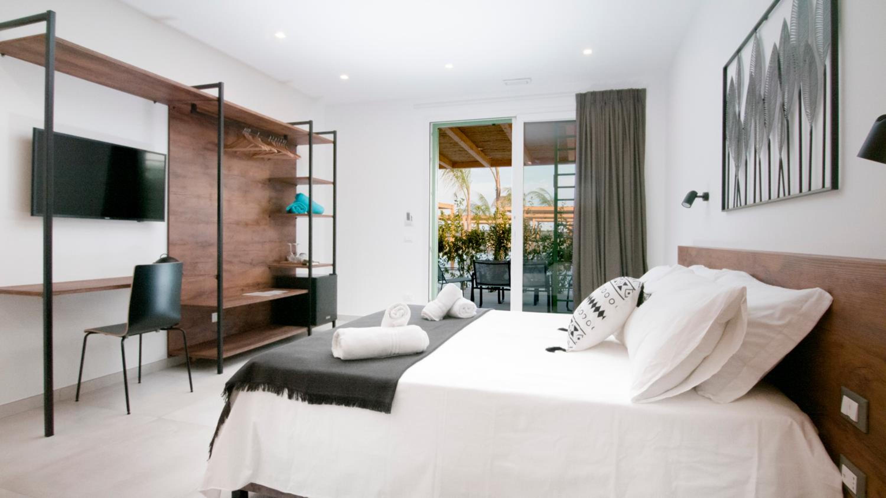 Queen Room with Pool View - Photo 1