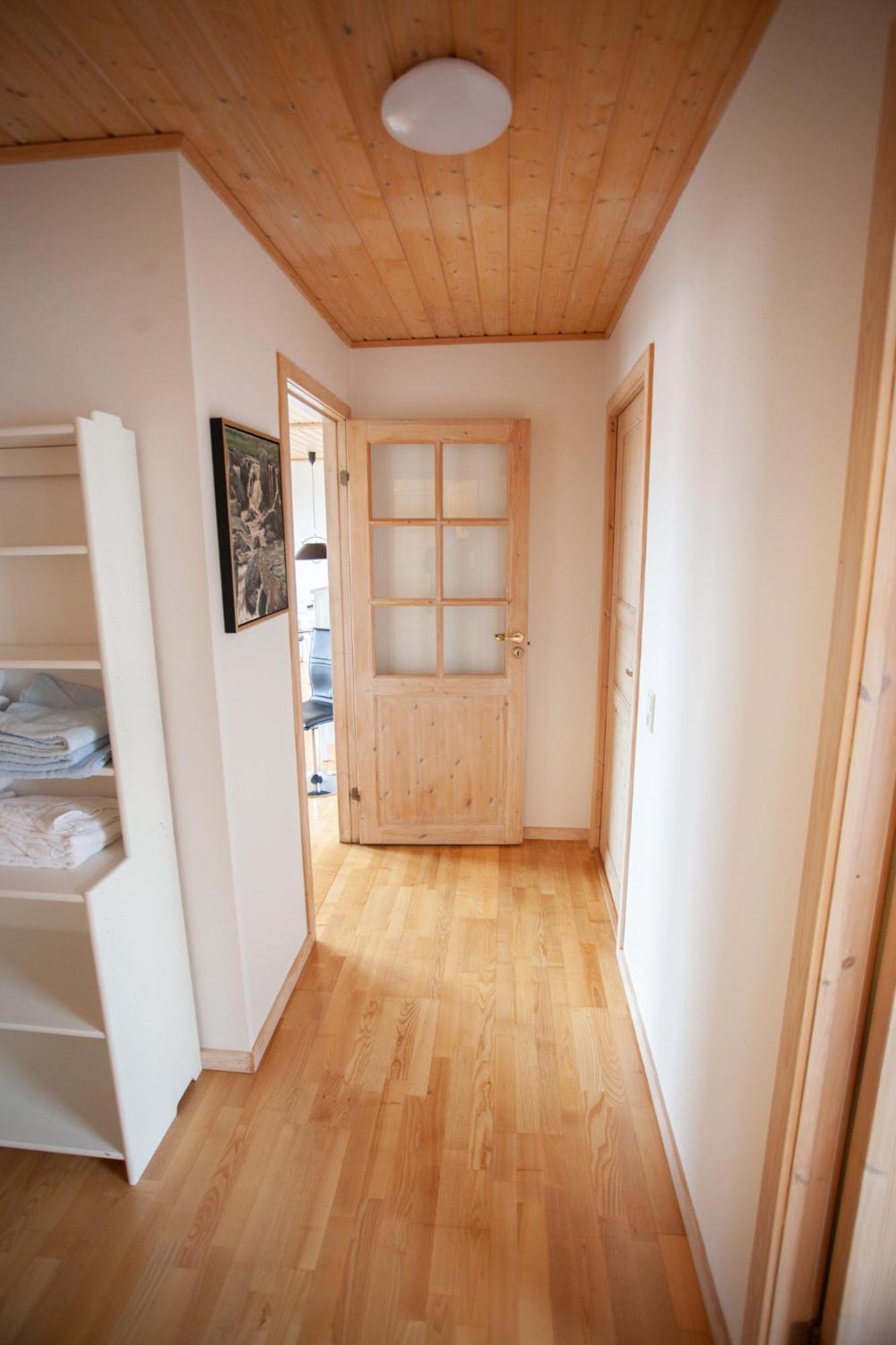 Five-Bedroom House photo 3
