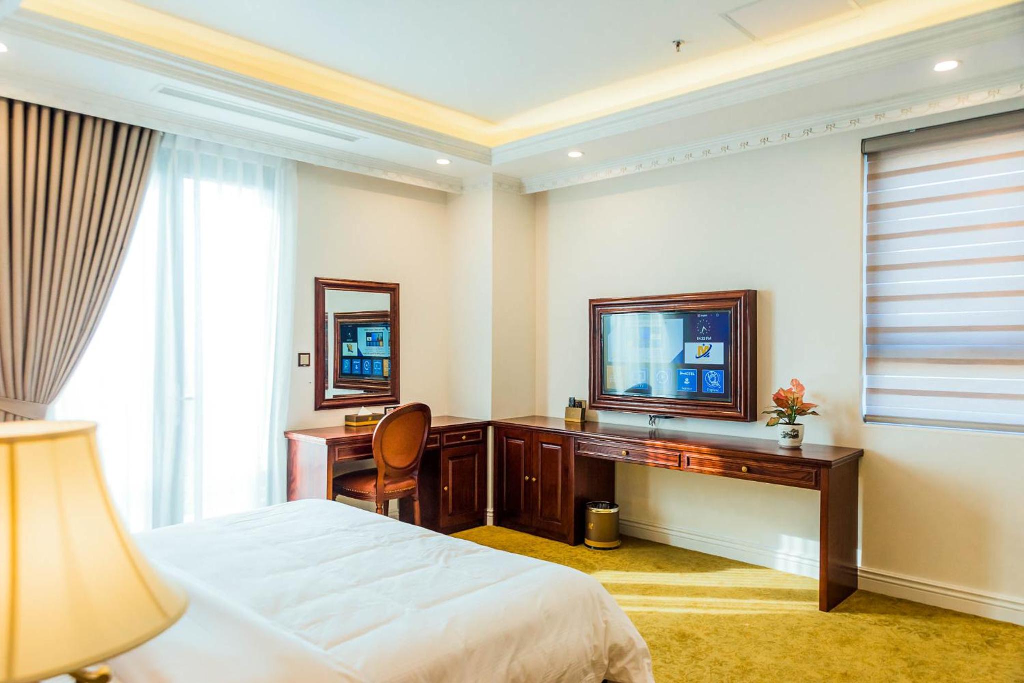 Suite with City View - Photo 3