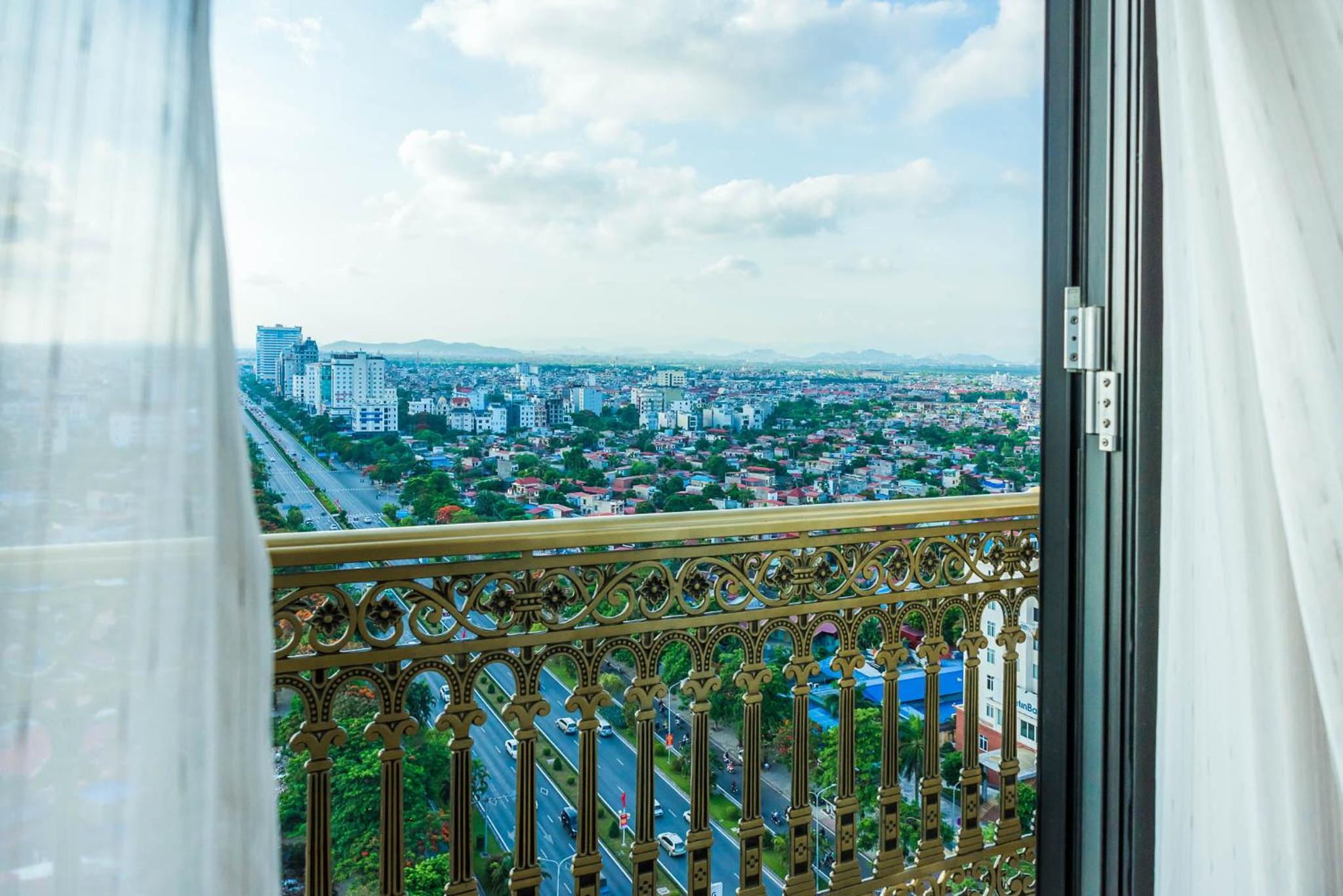 Suite with City View - Photo 7