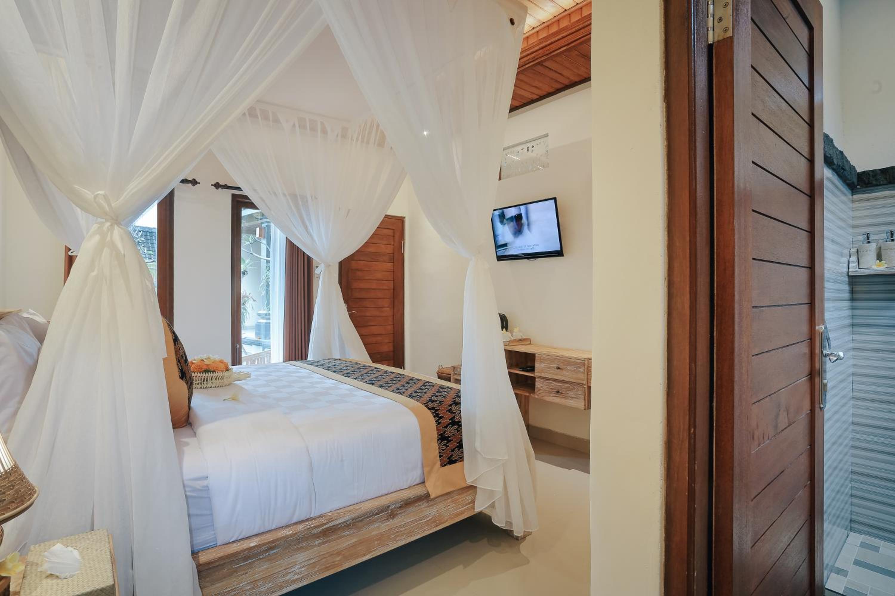Double Room with Pool View - Photo 5