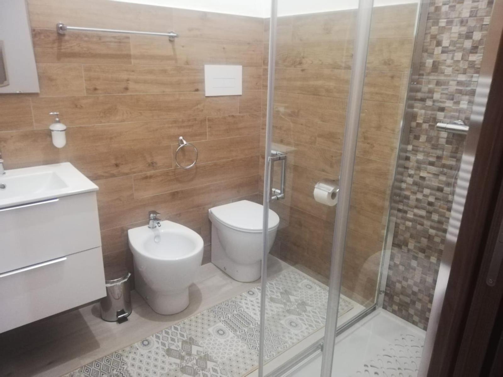 Double or Twin Room with Private Bathroom - Photo 6