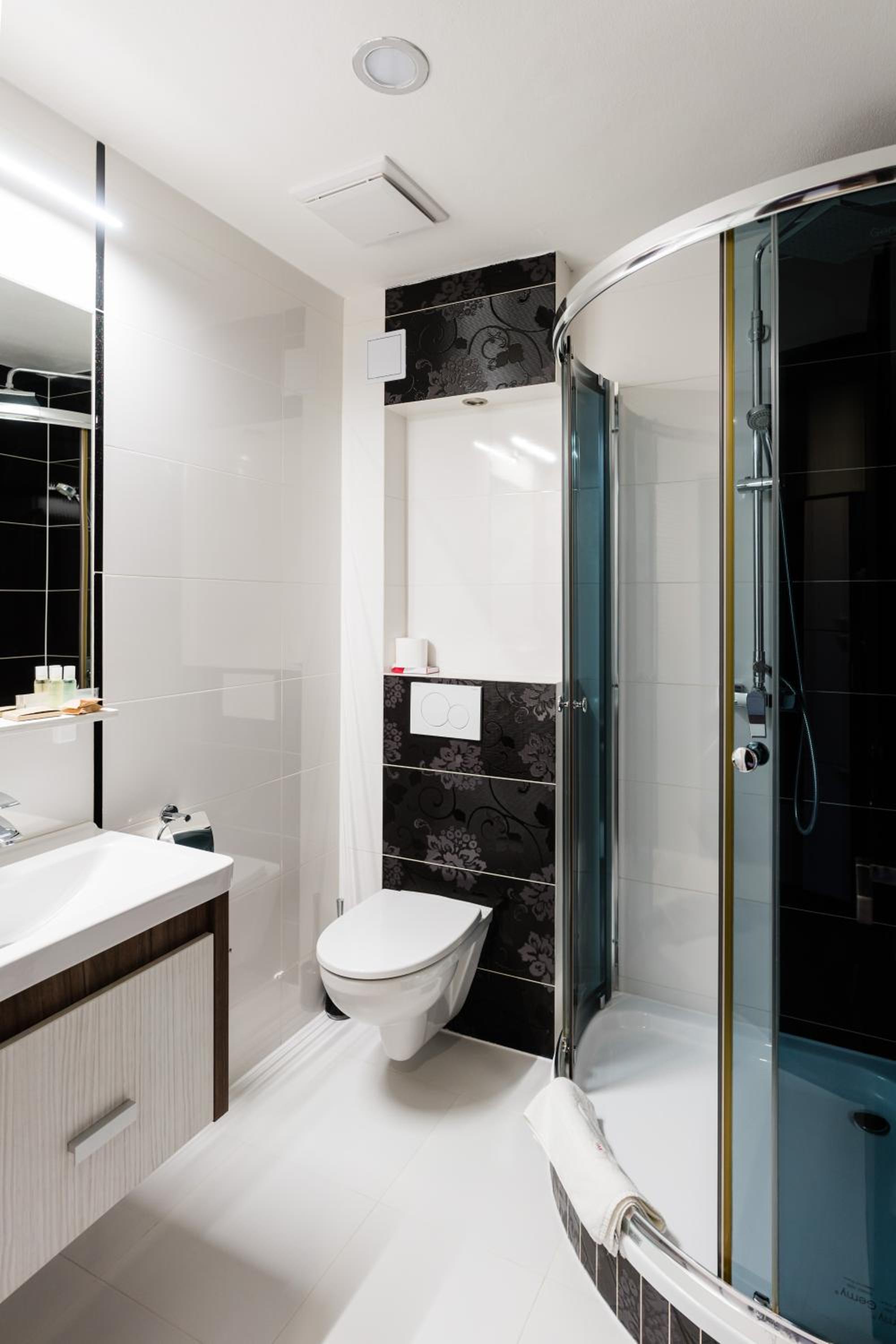 Deluxe Double Room with Balcony - Photo 6