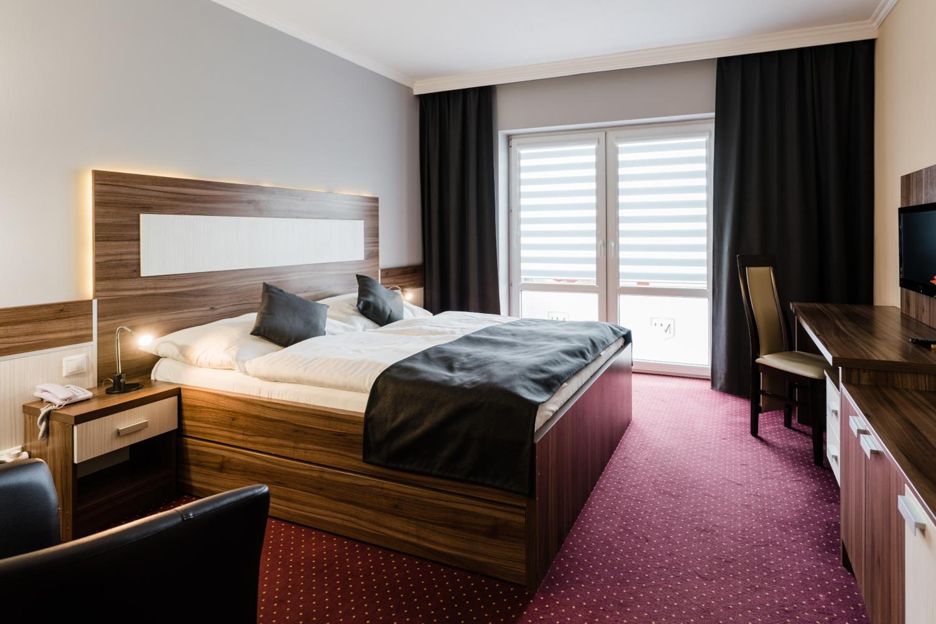 Deluxe Double Room with Balcony - Photo 3