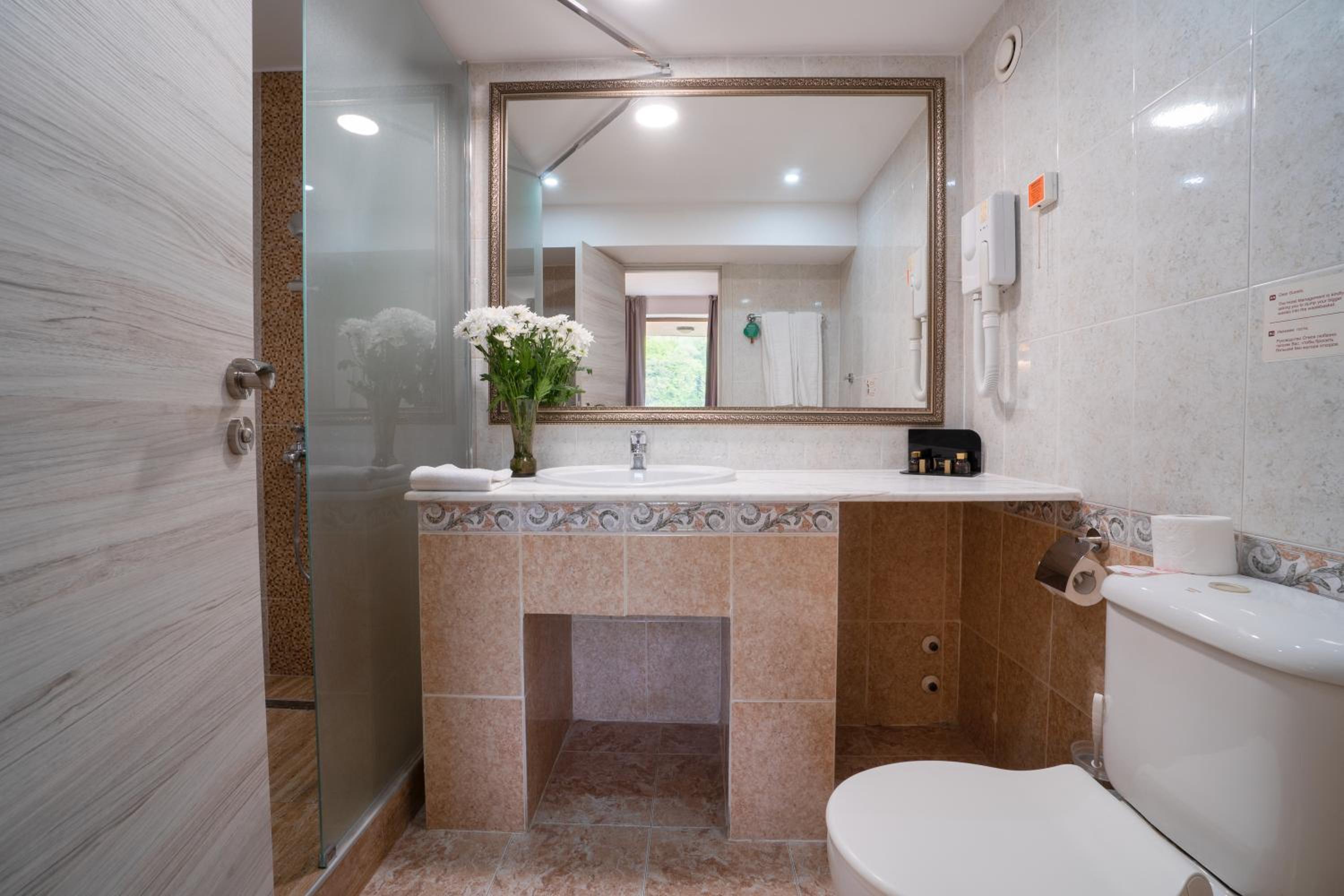 Double or Twin Room with Balcony and Park View (2 Adults + 2 Children) photo 3