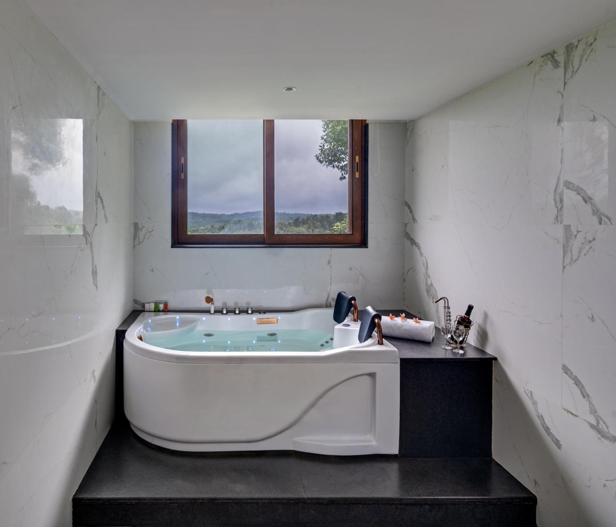 Deluxe Double Room with Balcony - Photo 4