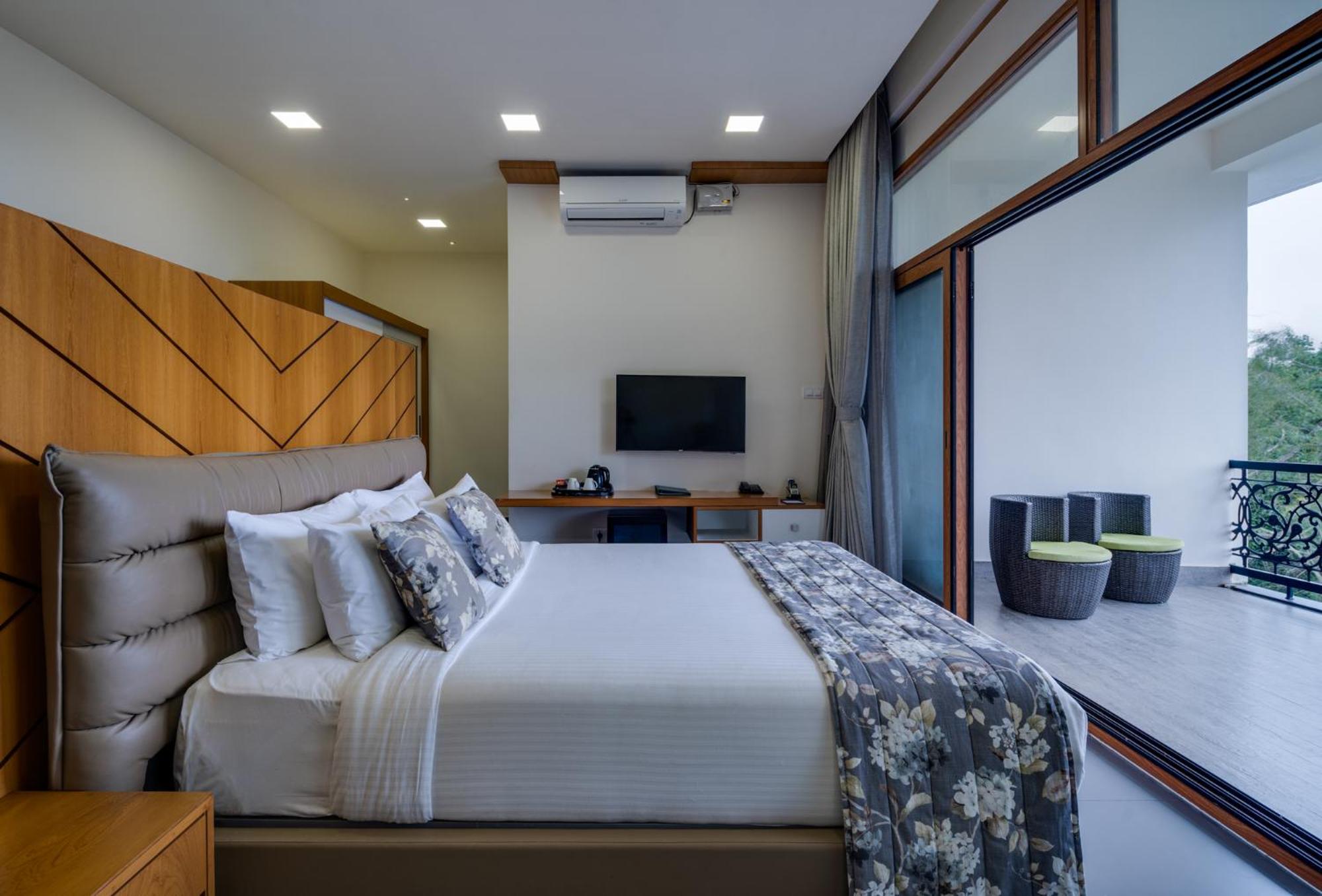 Deluxe Double Room with Balcony - Photo 1