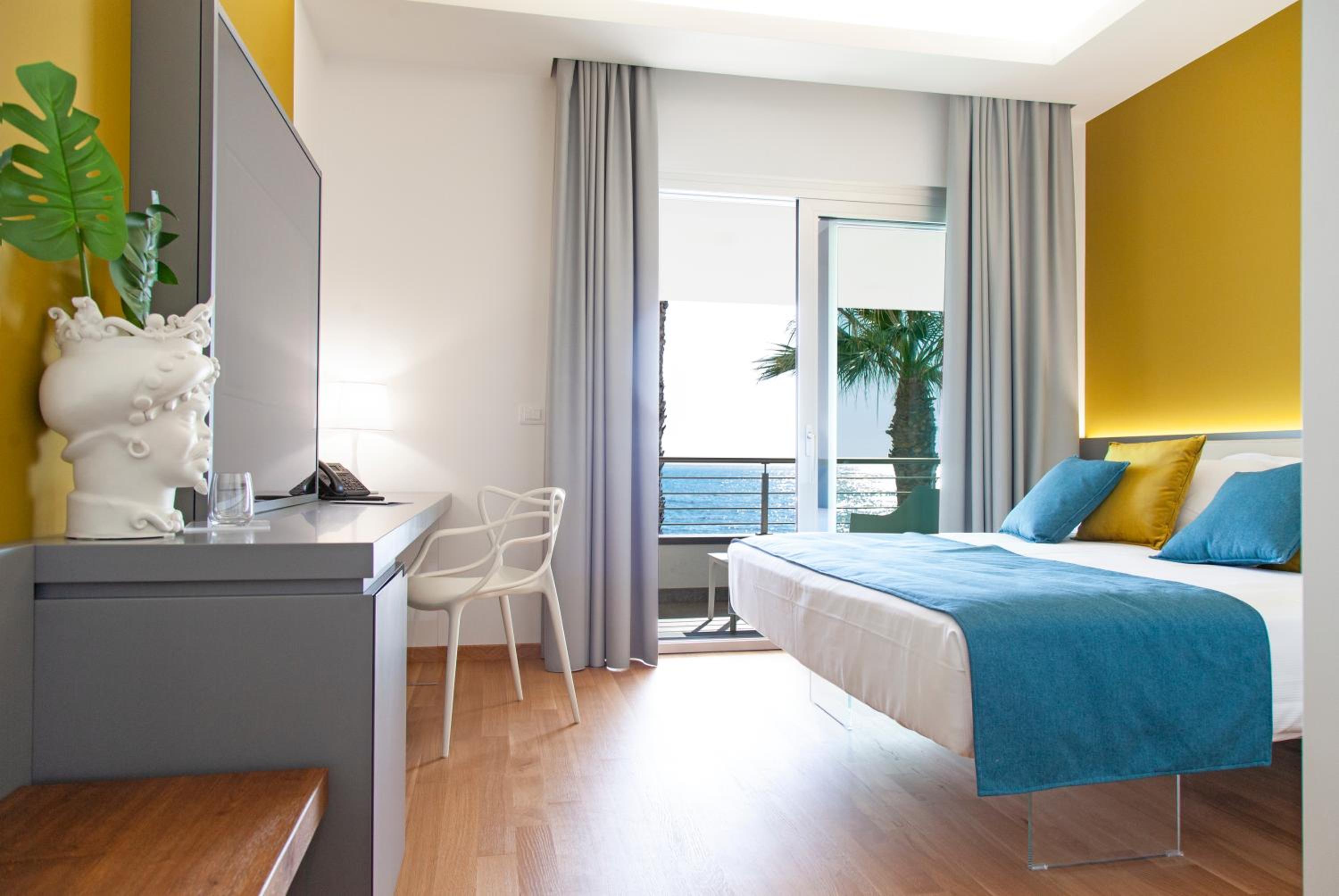 Deluxe Double Room with Balcony and Sea View