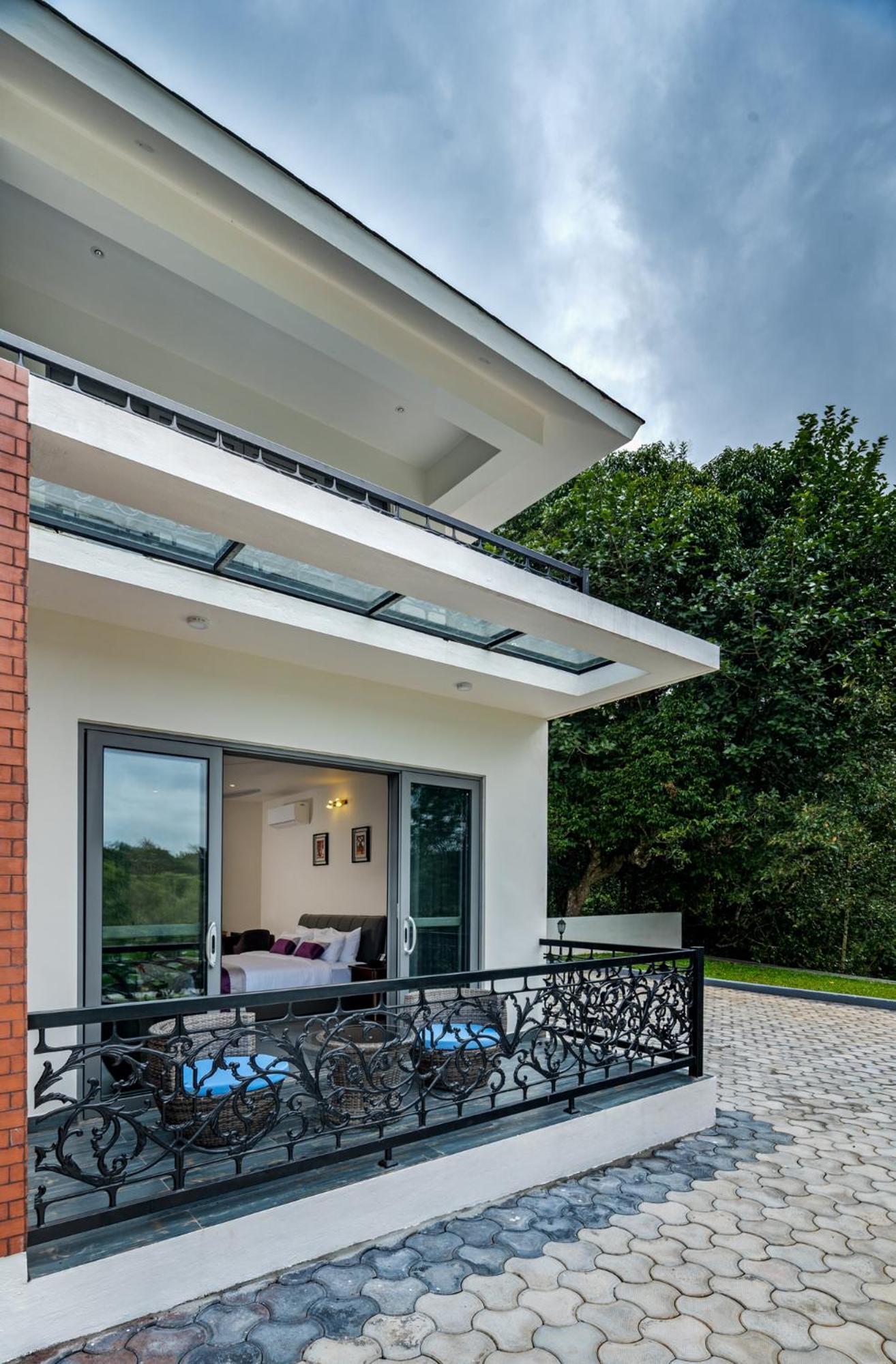 Double Room with Balcony - Photo 10