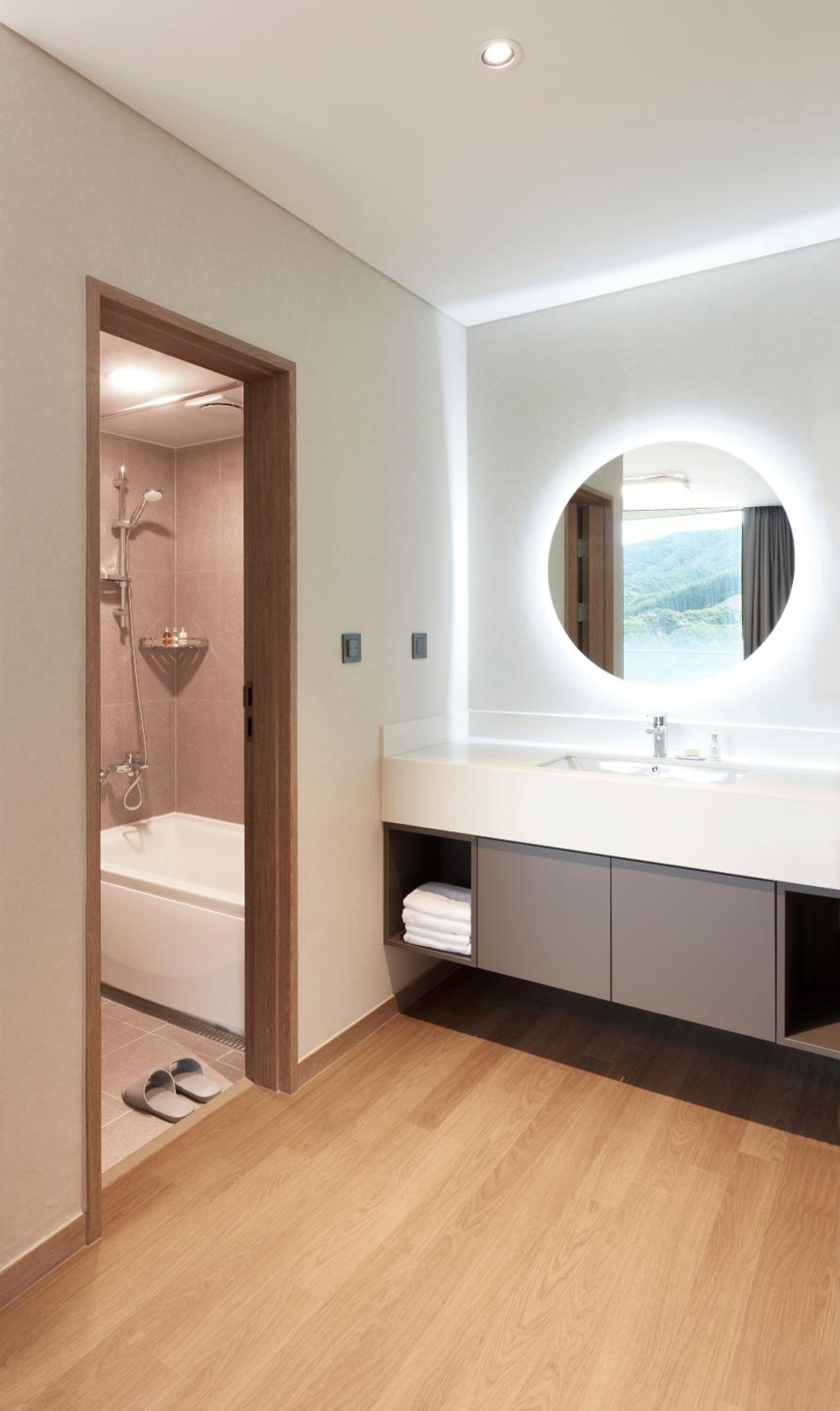 [Water Park for 2] Sky Royal Room - Type A or B (Randomly assigned)
