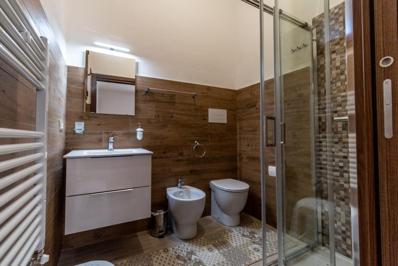 Double or Twin Room with Private Bathroom - Photo 2