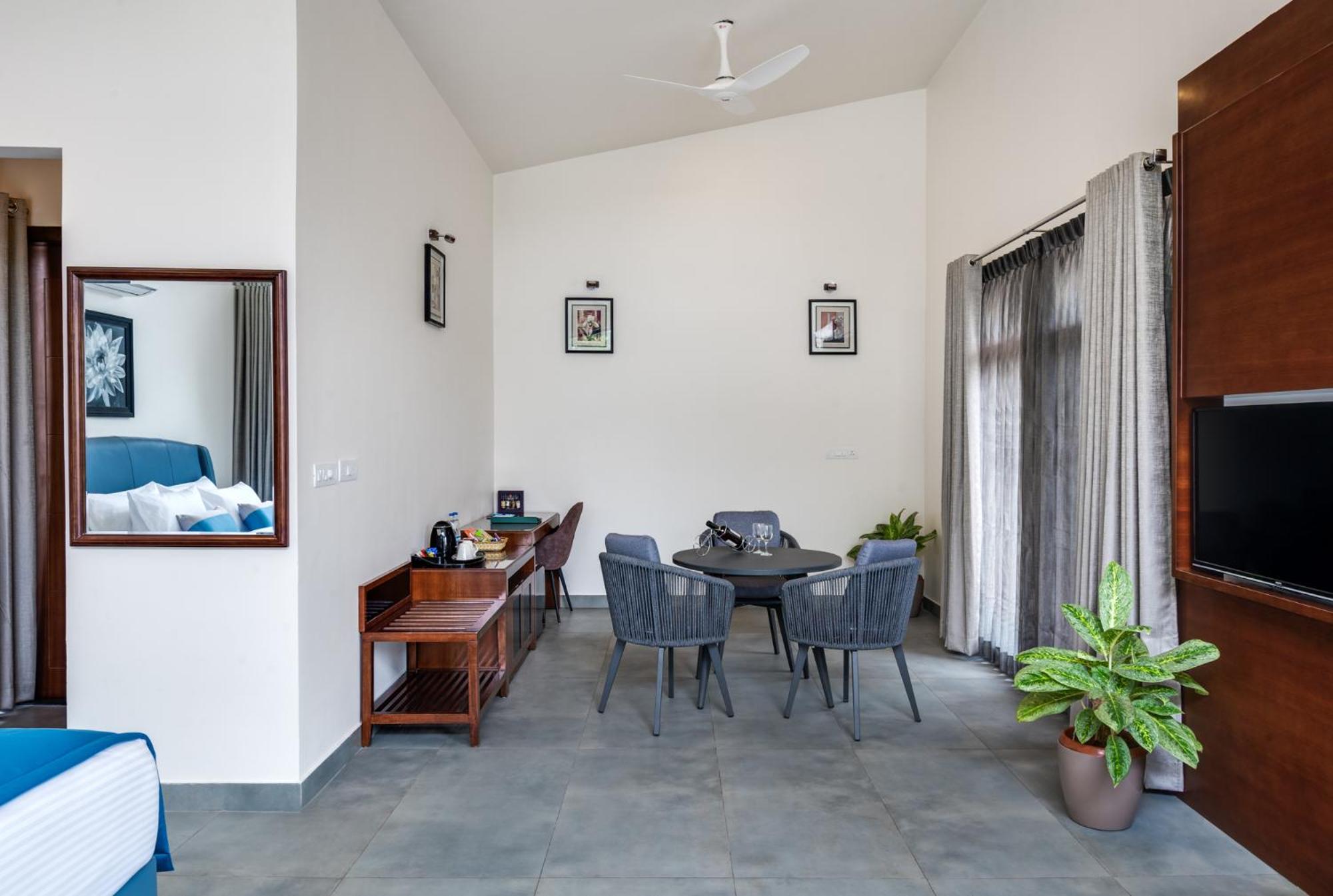 Villa with Private Pool - Photo 7