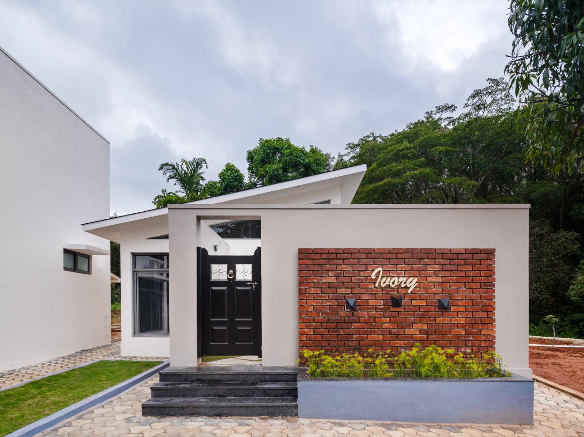 Villa with Private Pool - Photo 2