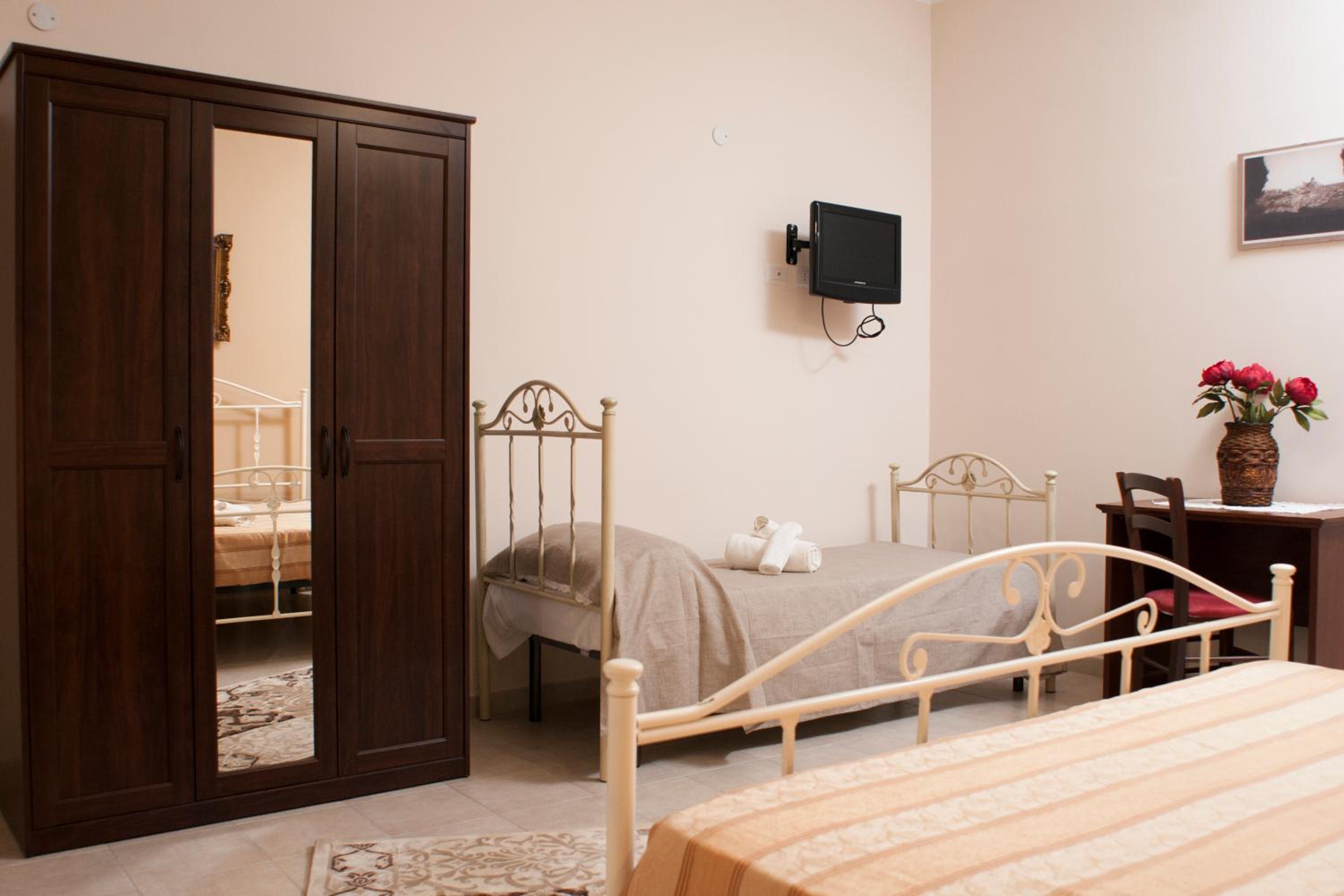 Triple Room with Private Bathroom - Photo 2