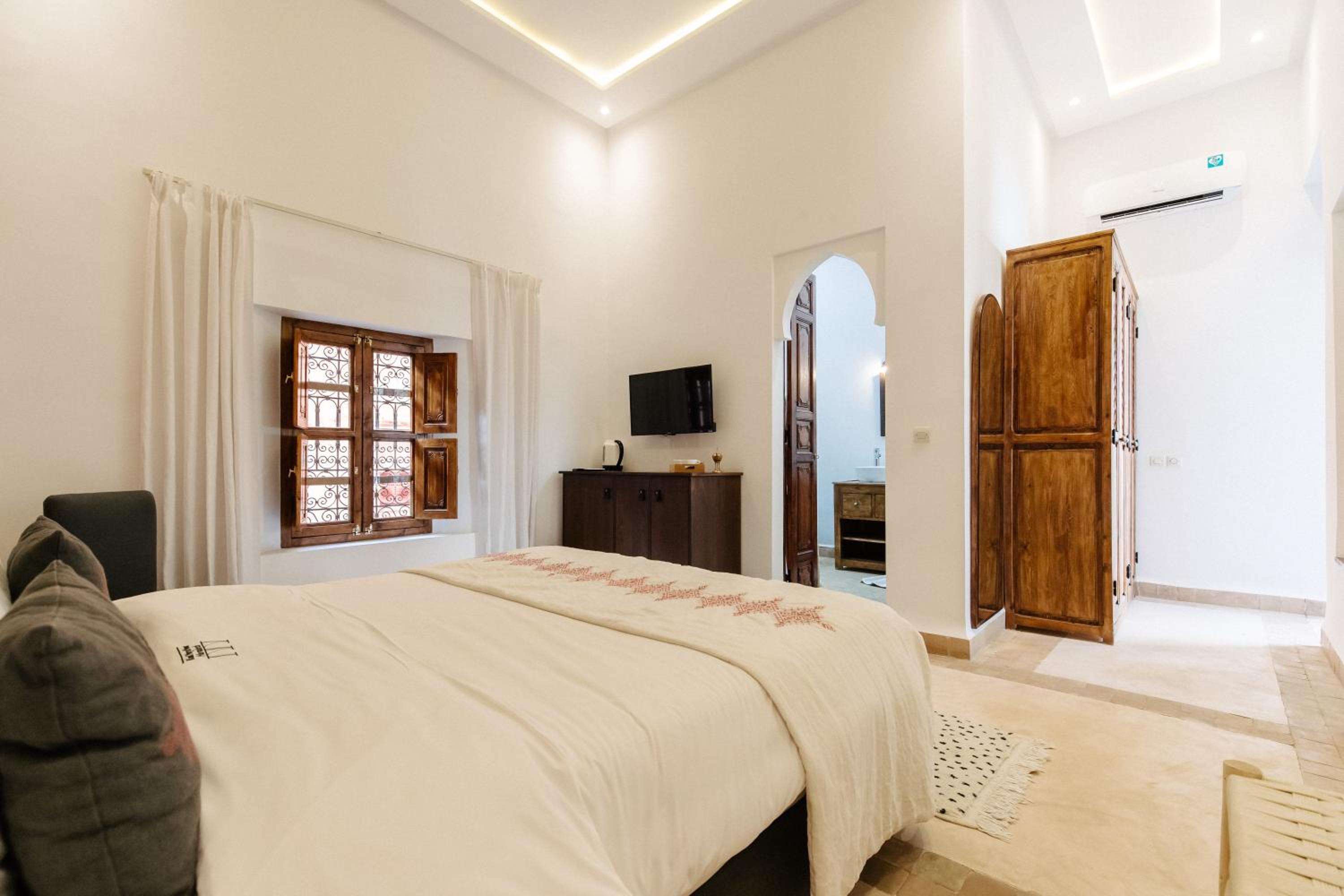 Deluxe Double Room - Photo 10
