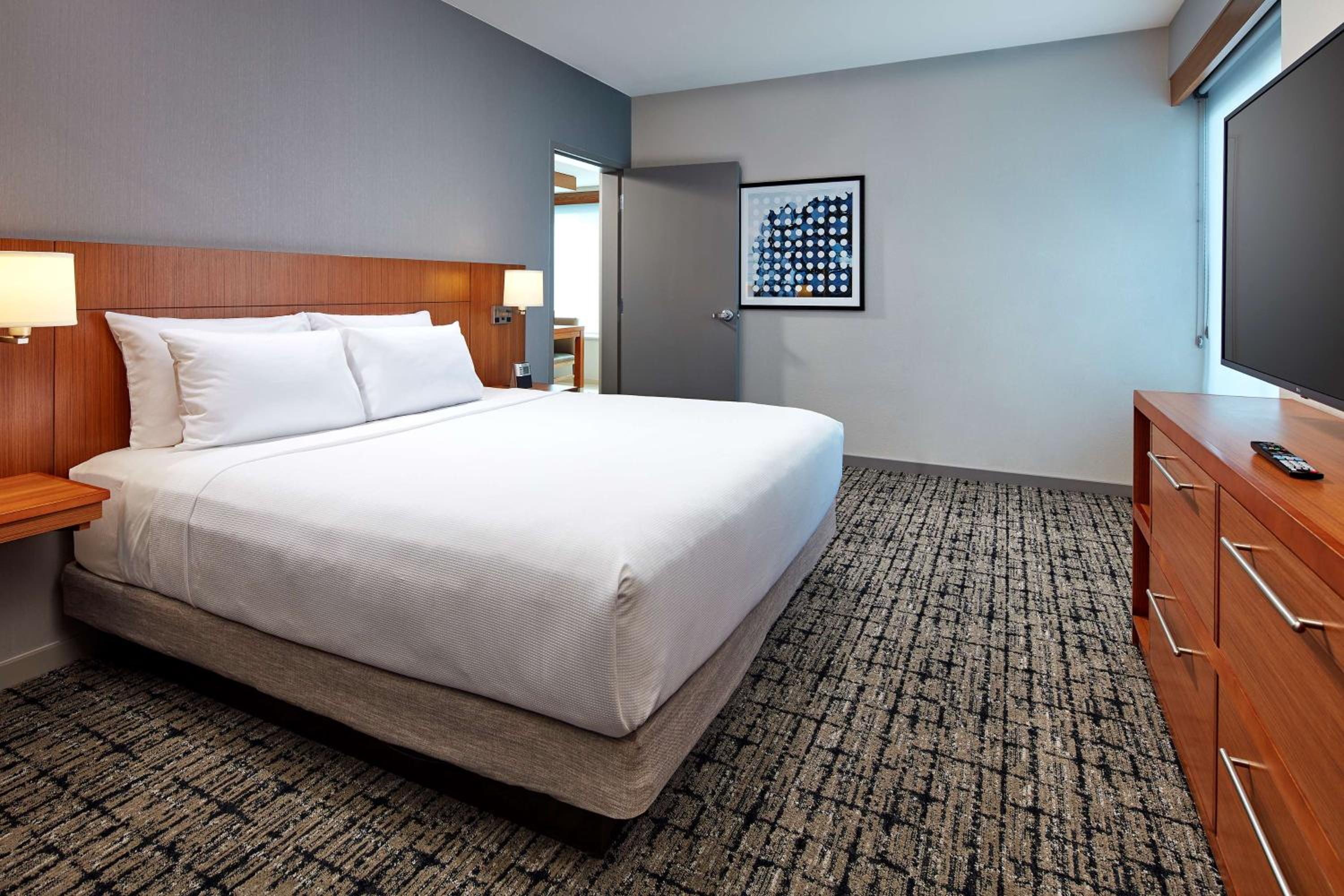 One-Bedroom King Suite with Roll-In Shower - Disability Access