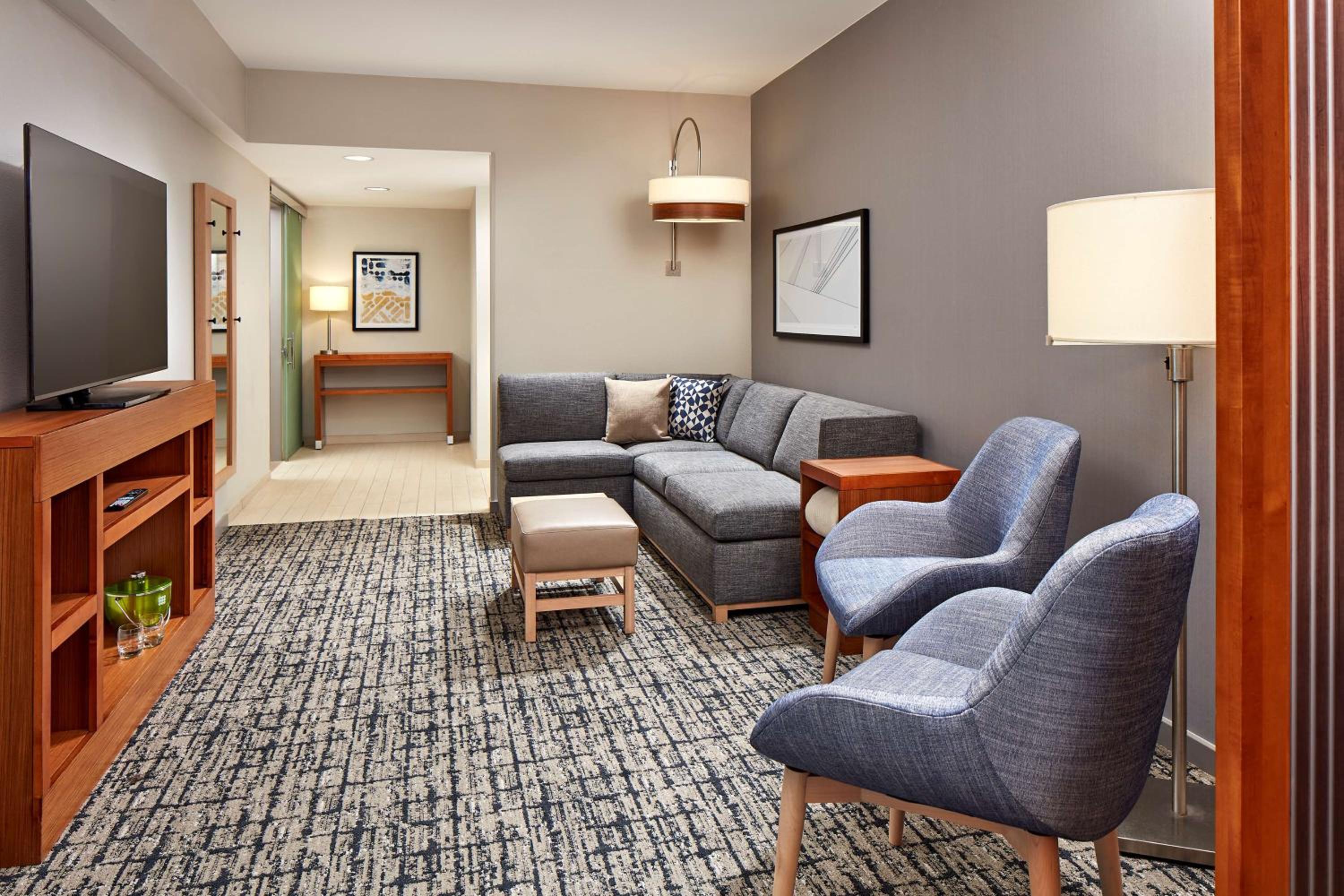 One-Bedroom King Suite with Sofa Bed photo 3