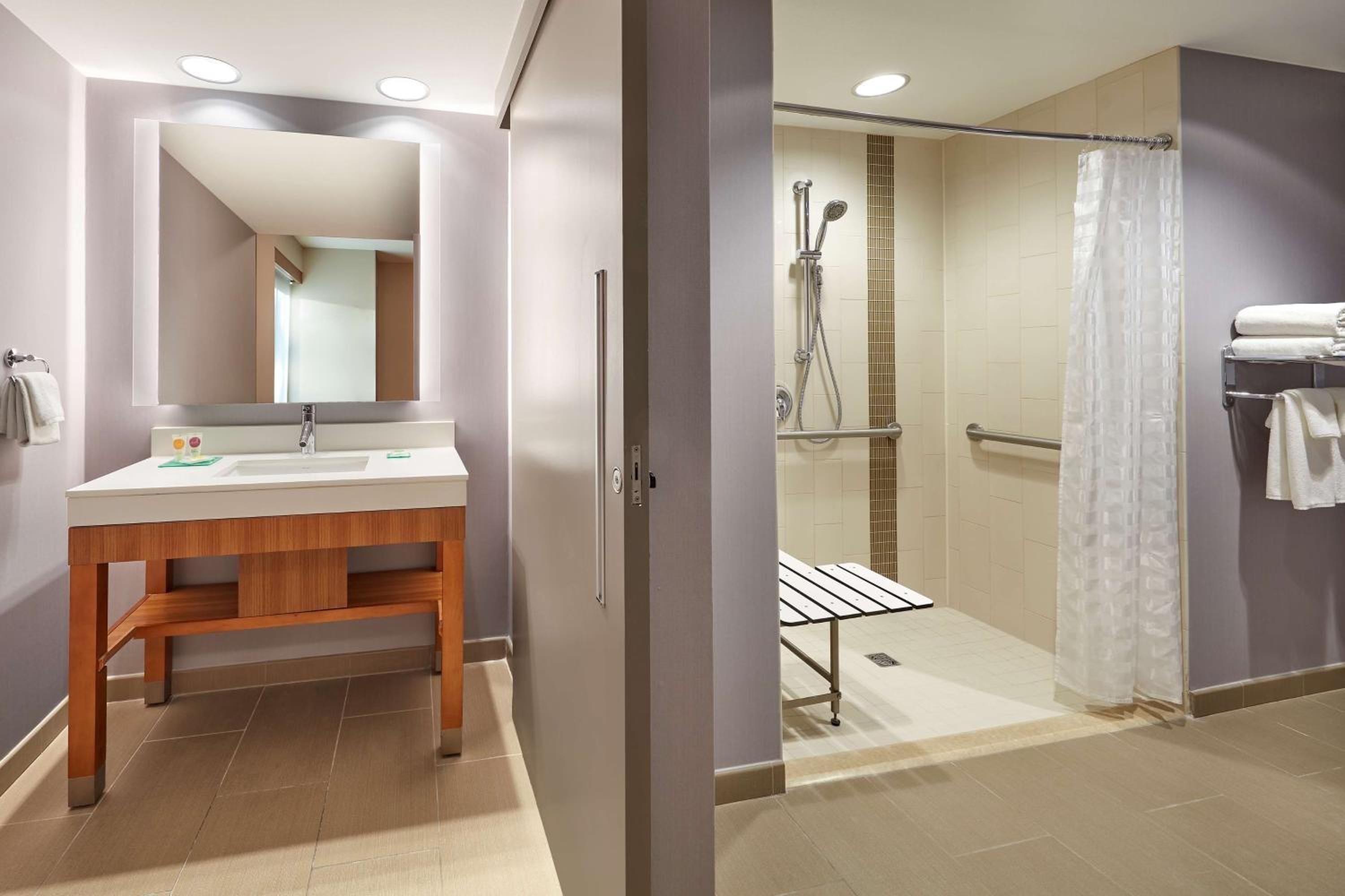 One-Bedroom King Suite with Roll-In Shower - Disability Access photo 3