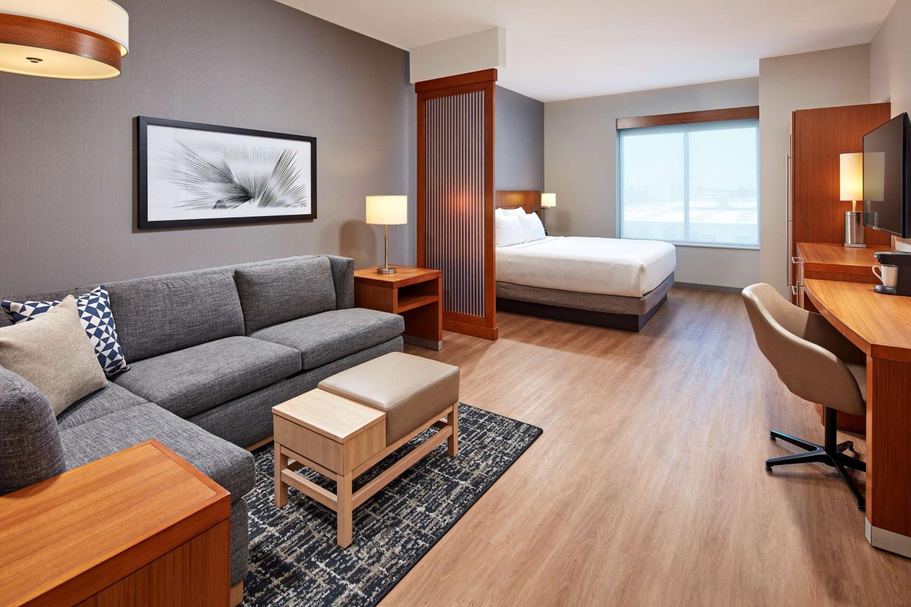 King Room with Sofa Bed - High Floor photo 2