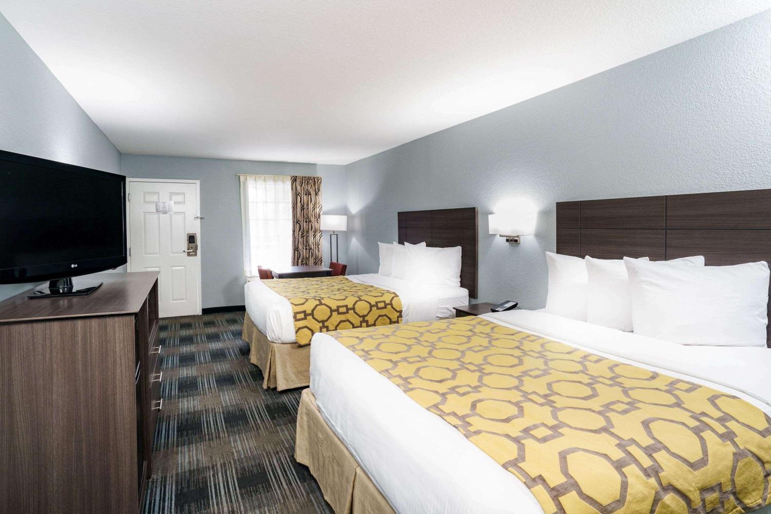 Queen Room with Two Queen Beds - Non-Smoking - Photo 2