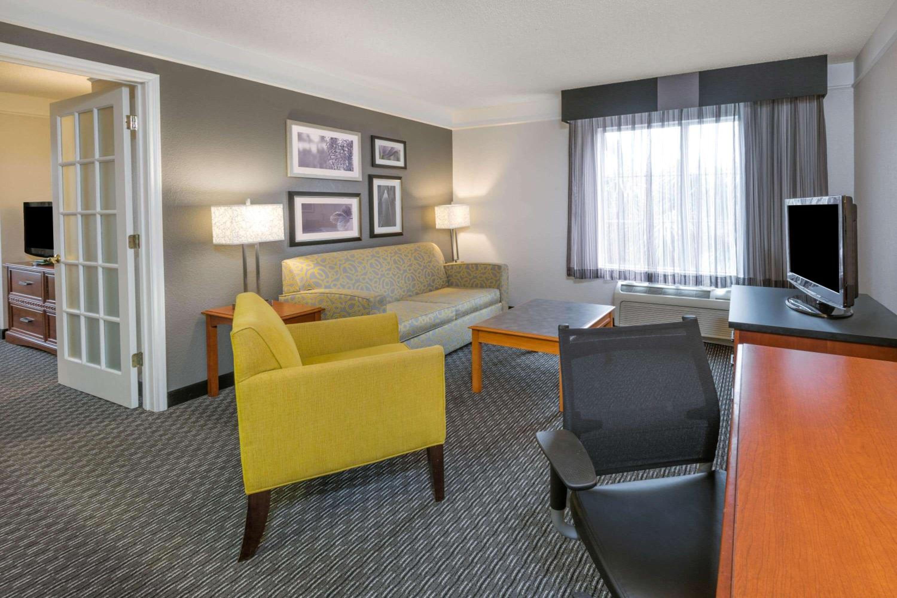 Deluxe King Suite - Non-Smoking - Photo 2
