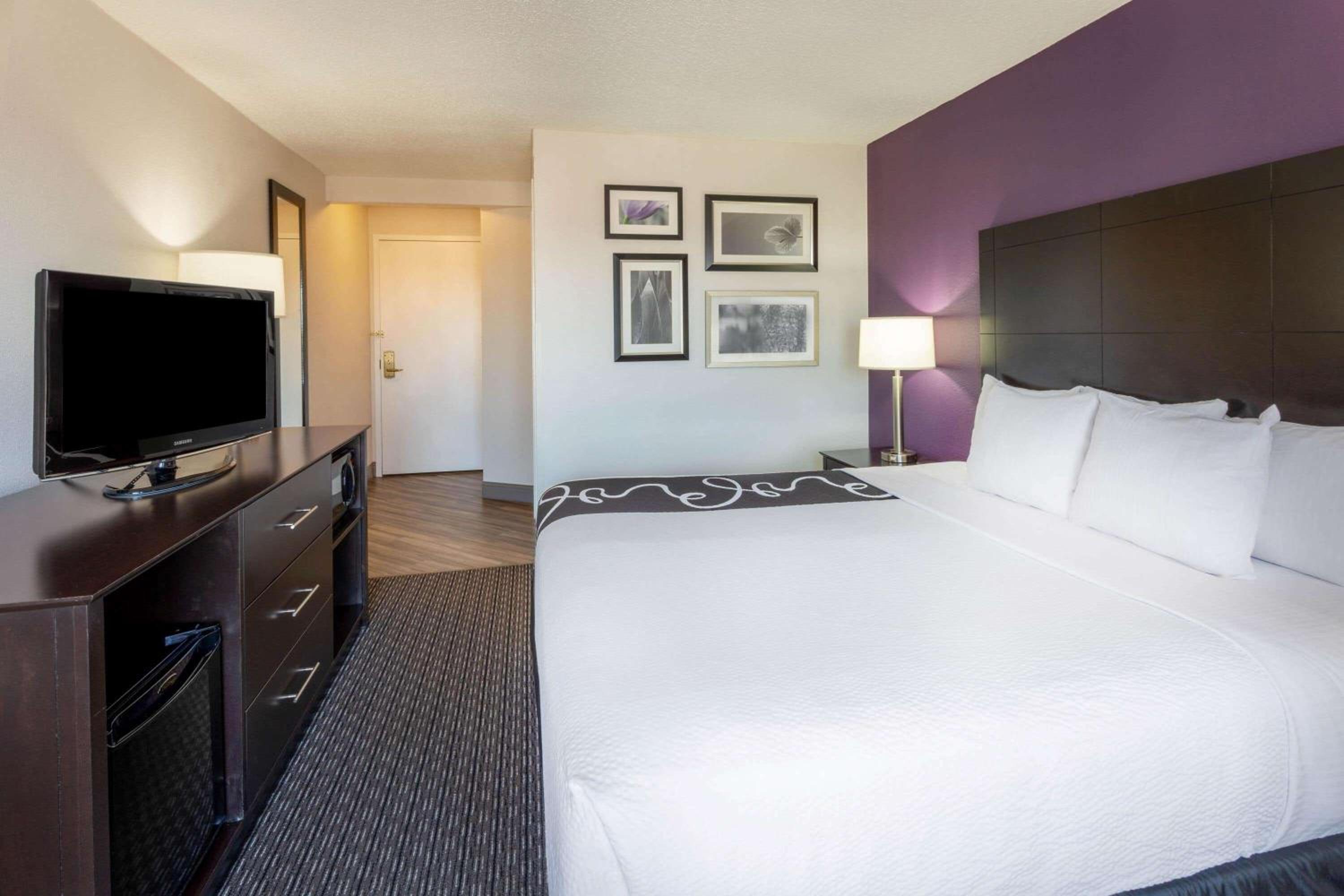 Deluxe King Suite with Mobility/Hearing Impaired Access - Non-Smoking - Photo 3