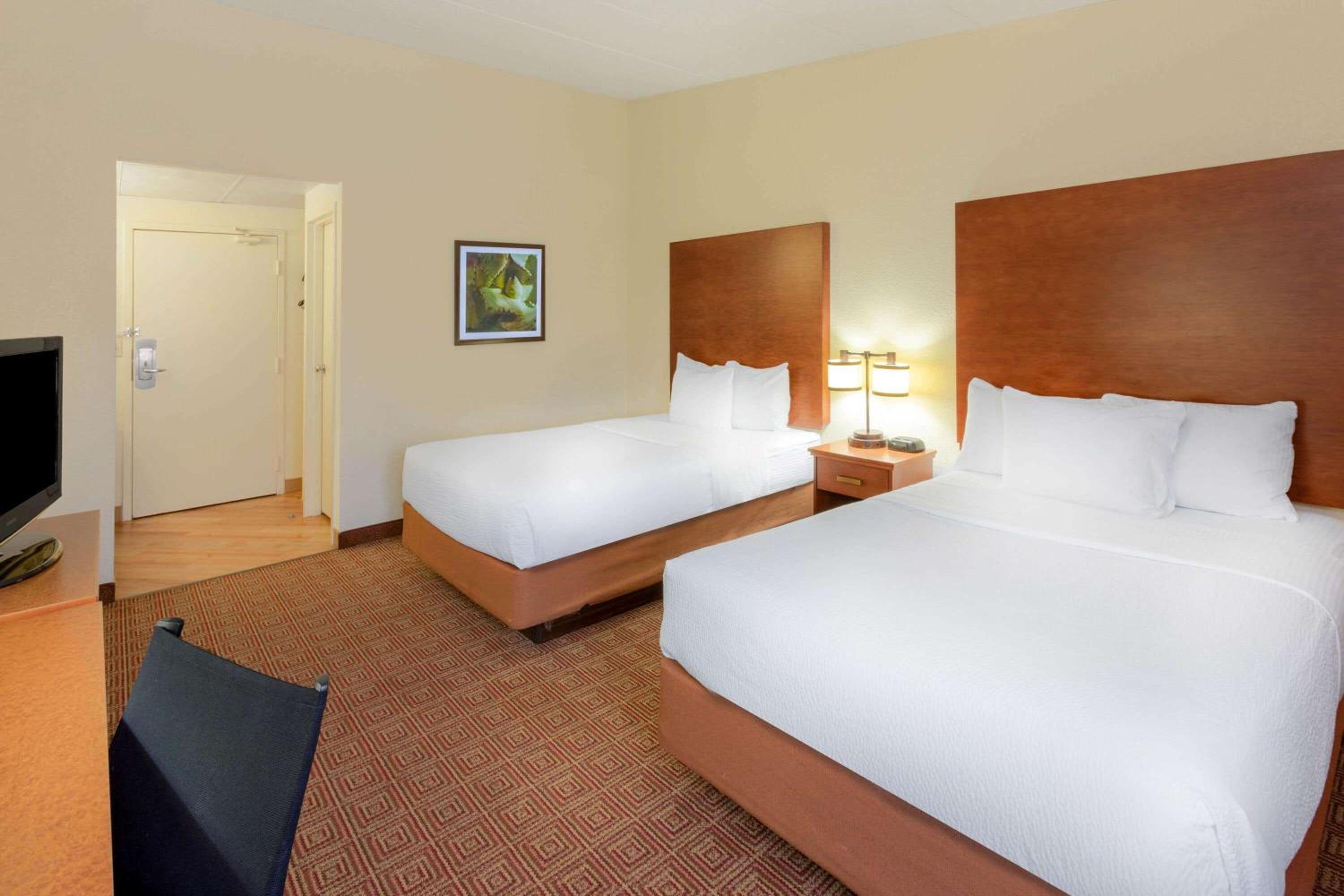 Double Room with Two Double Beds - Photo 3