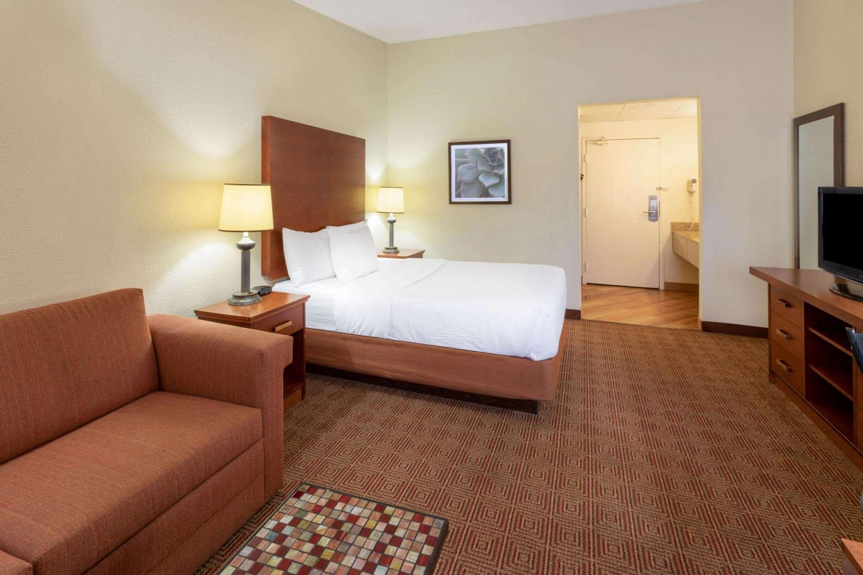 Double Room - Non-Smoking  - Photo 2