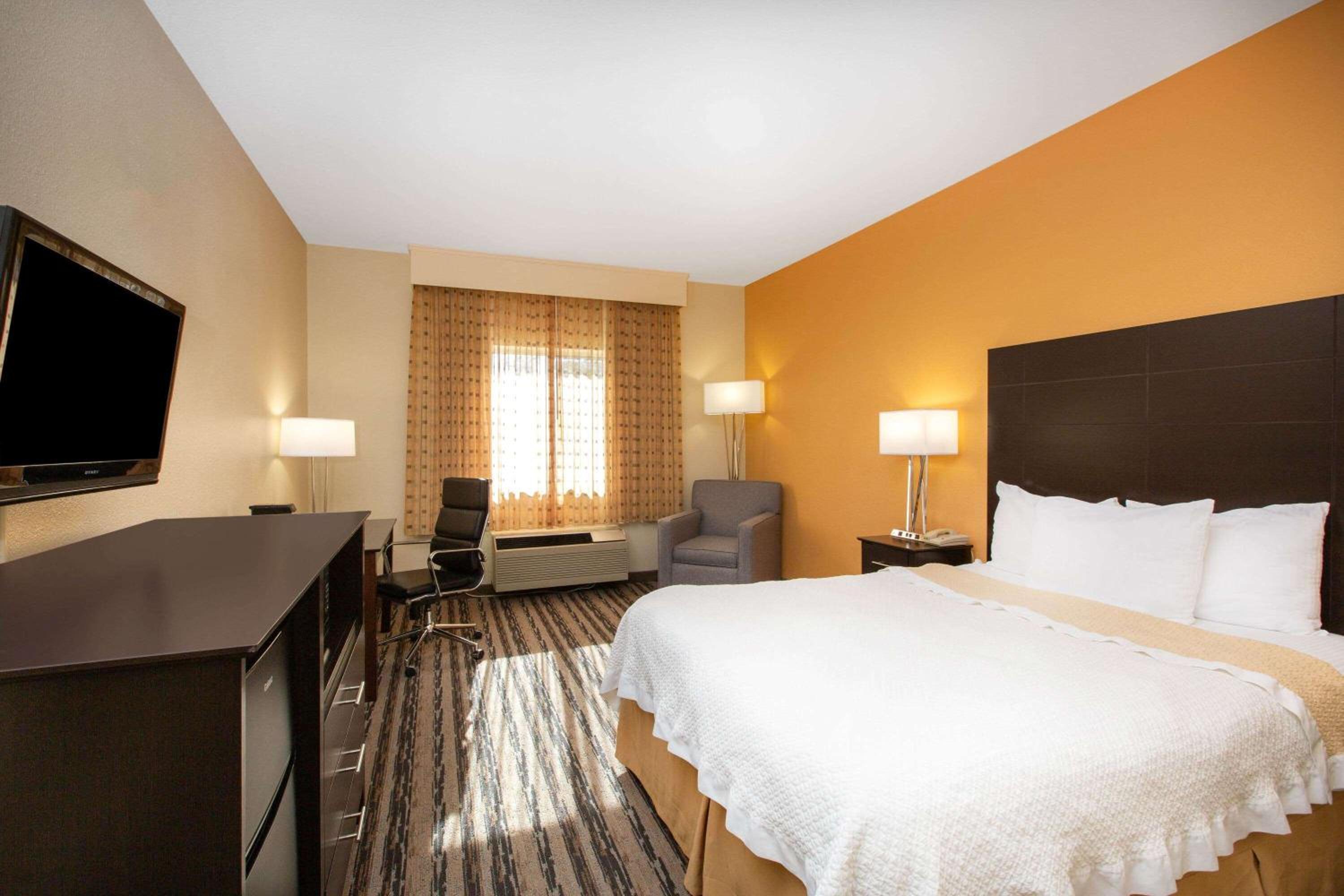Queen Room - Mobility Access/Non-Smoking - Photo 3