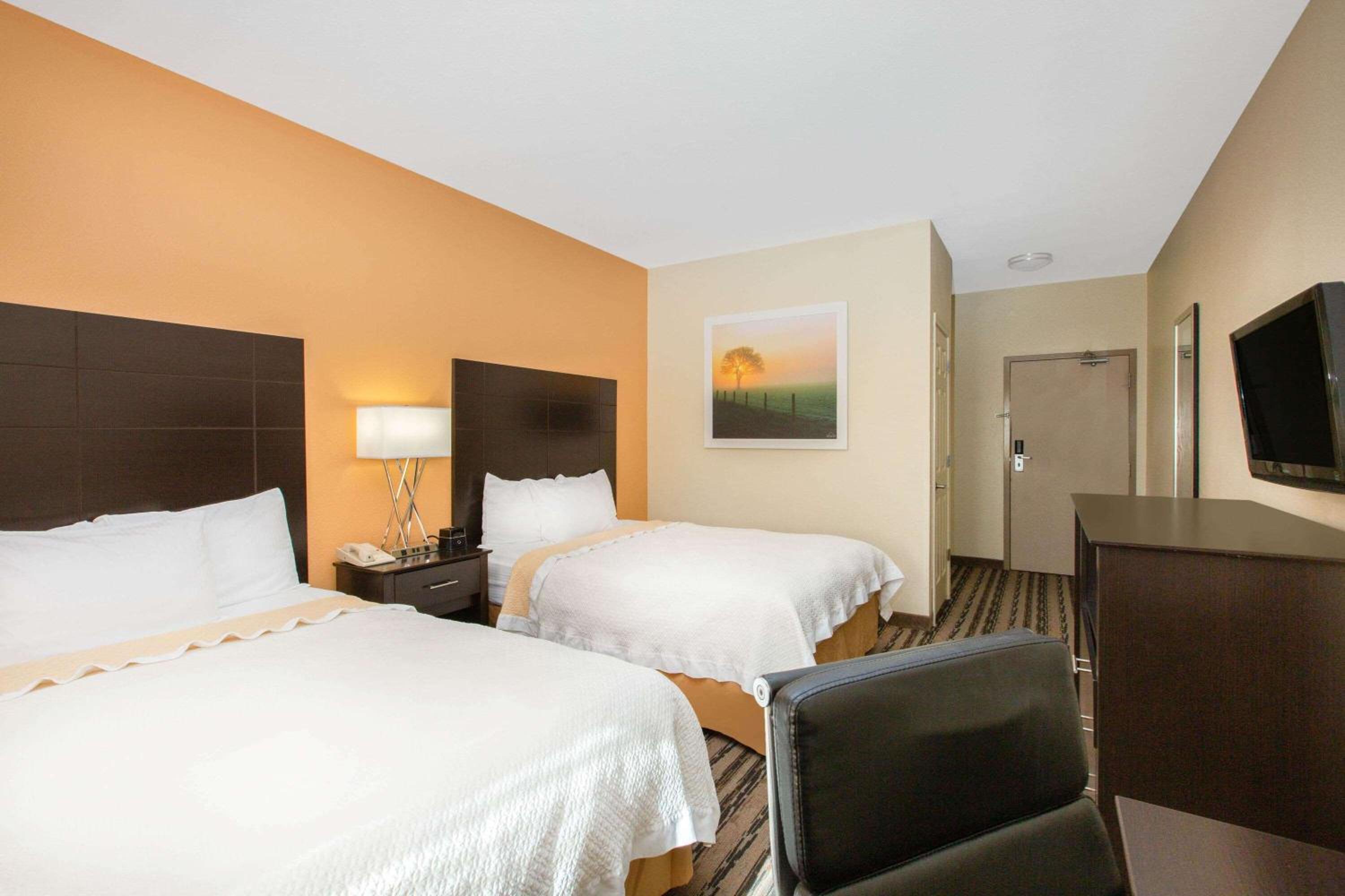 Queen Room with Two Queen Beds and Mobility/Hearing Access - Non-Smoking - Photo 5