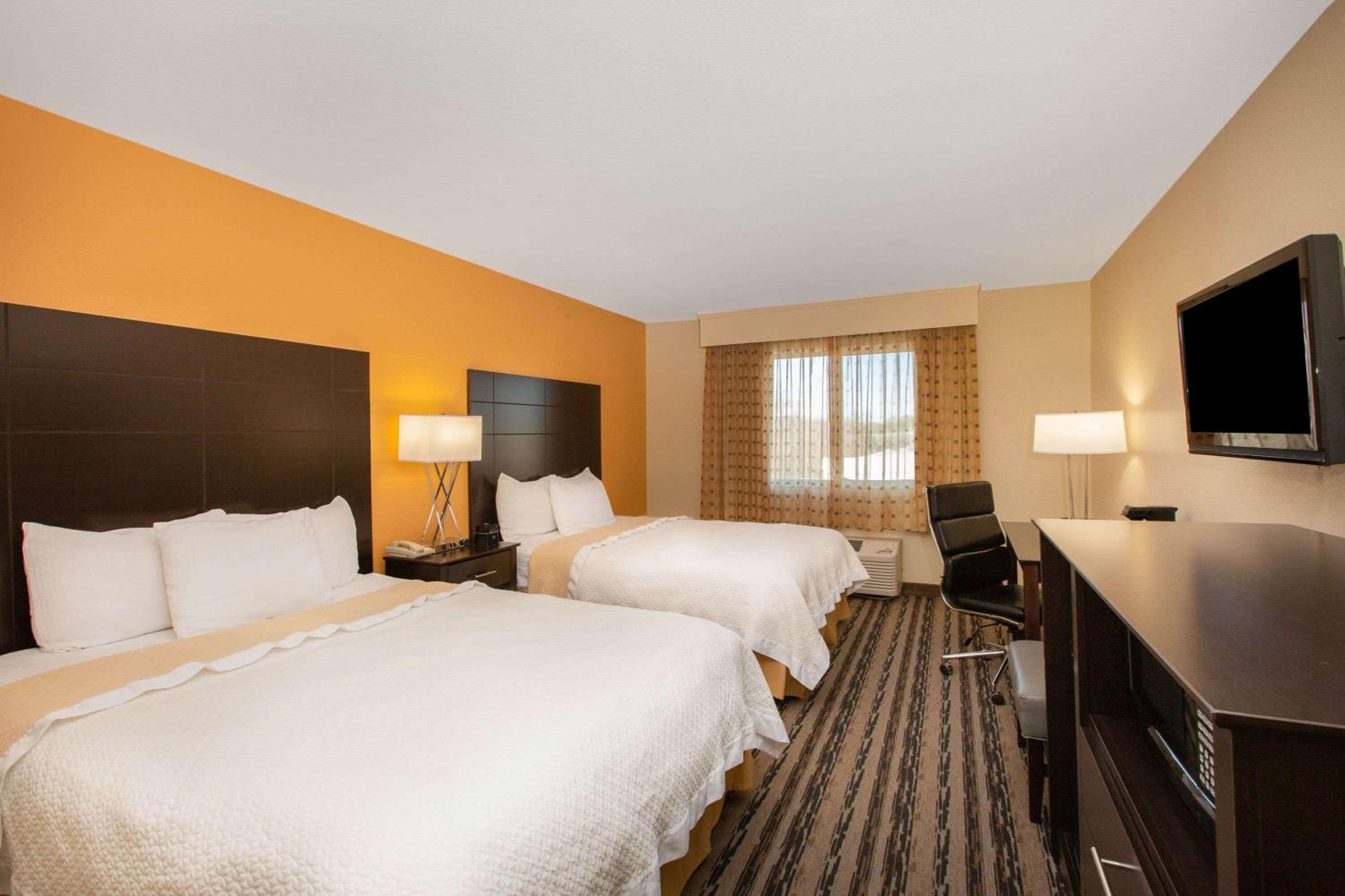 Queen Room with Two Queen Beds - Photo 4