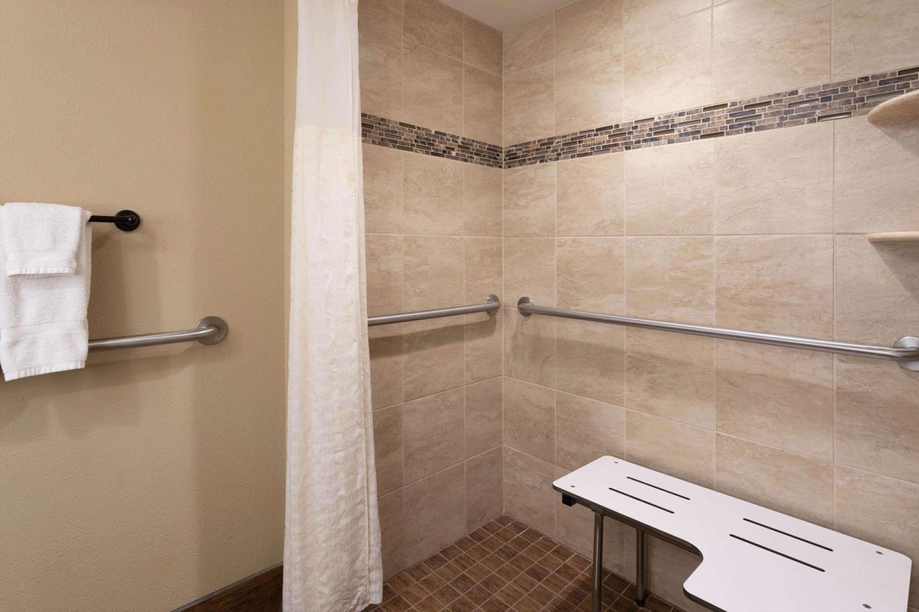 King Room - Mobility Access/Non-Smoking - Photo 4