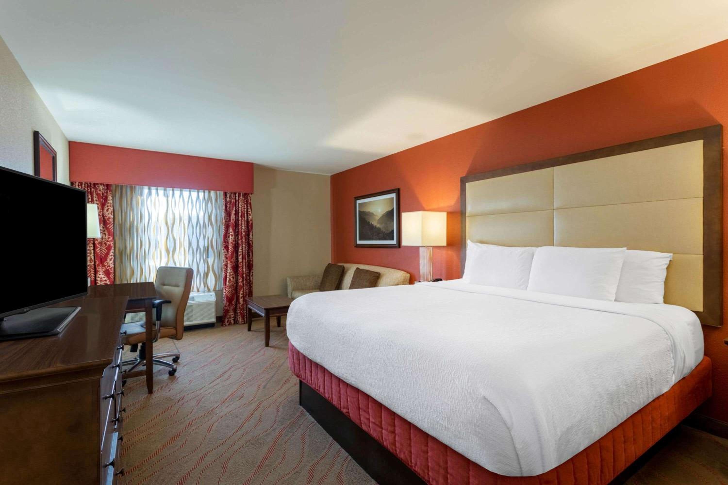 King Room - Non-Smoking - Photo 2