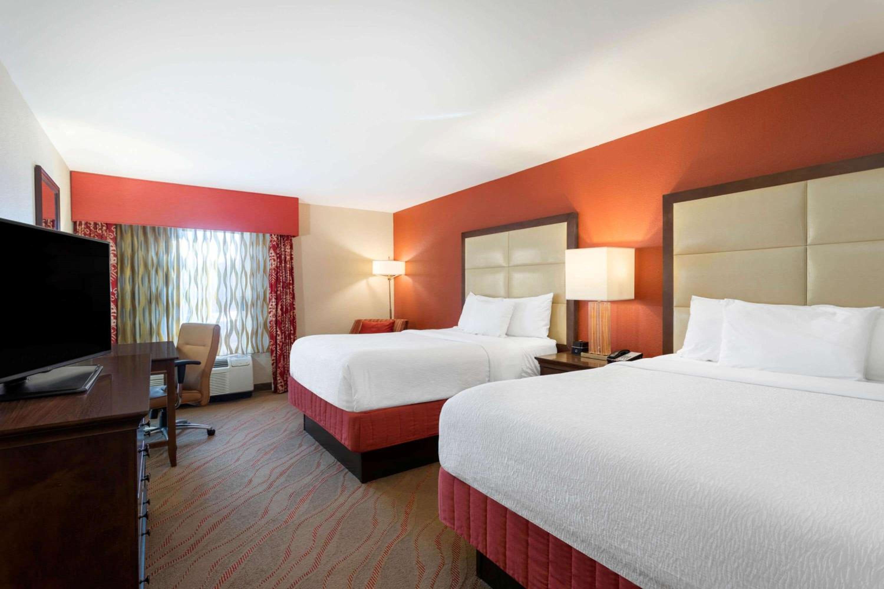 Queen Room with Two Queen Beds - Photo 6